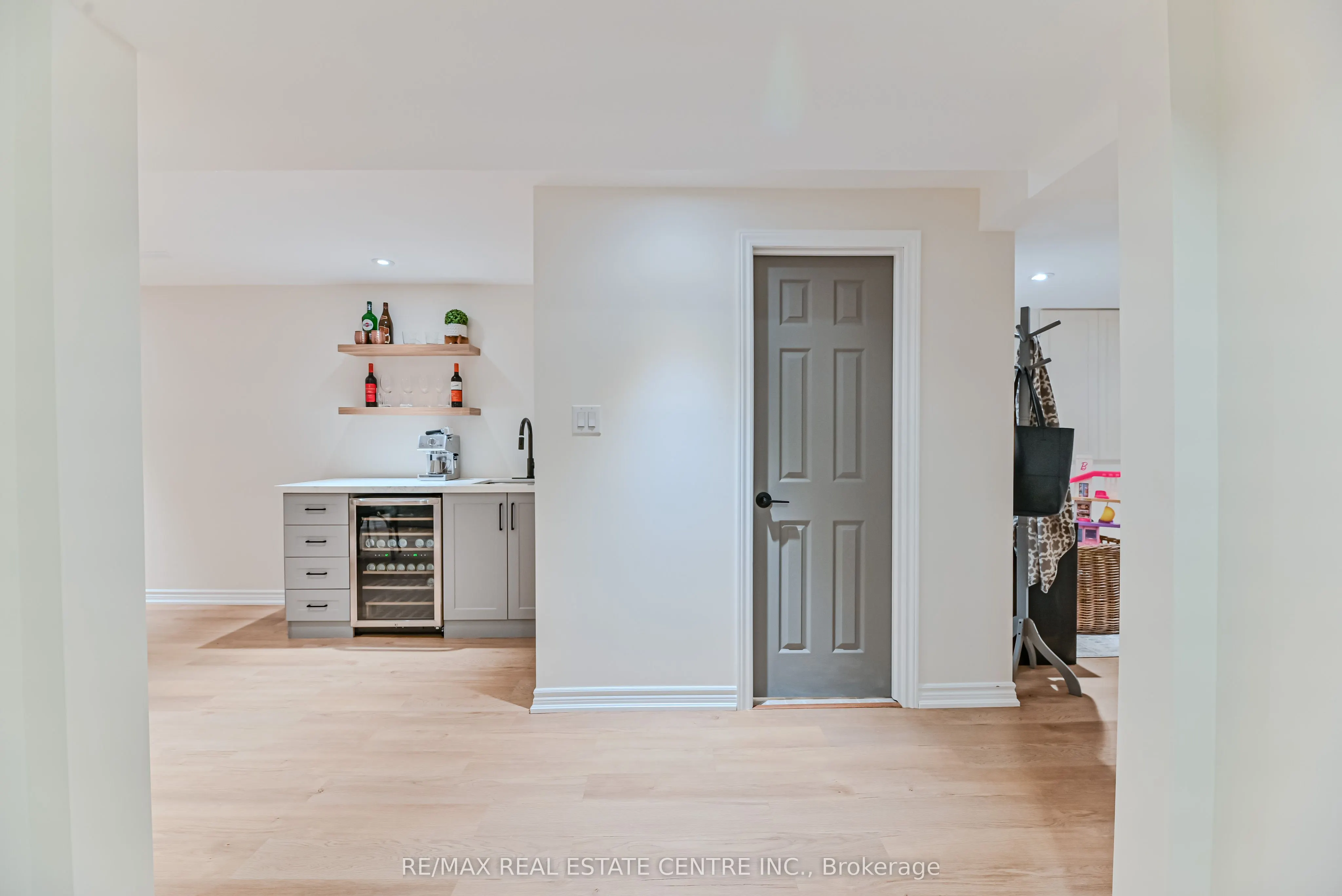 2498 Longridge Crescent