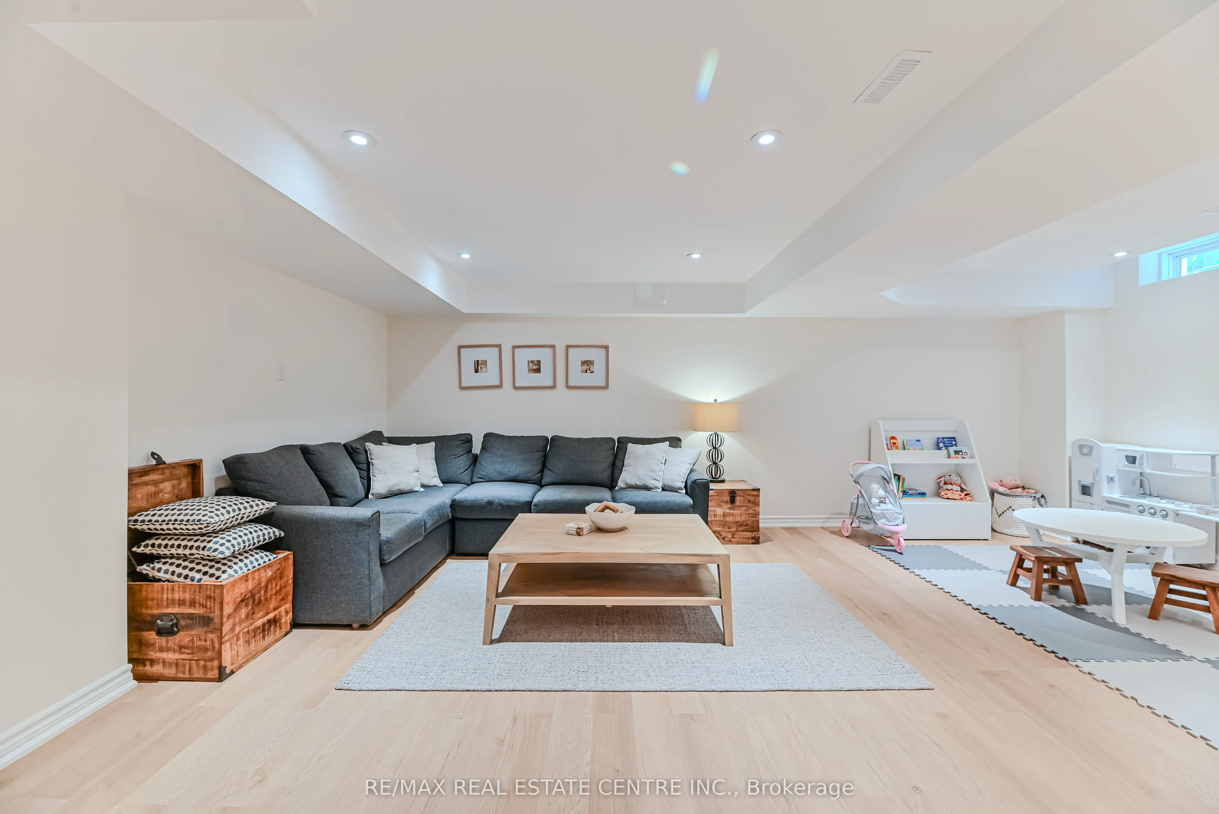 2498 Longridge Crescent