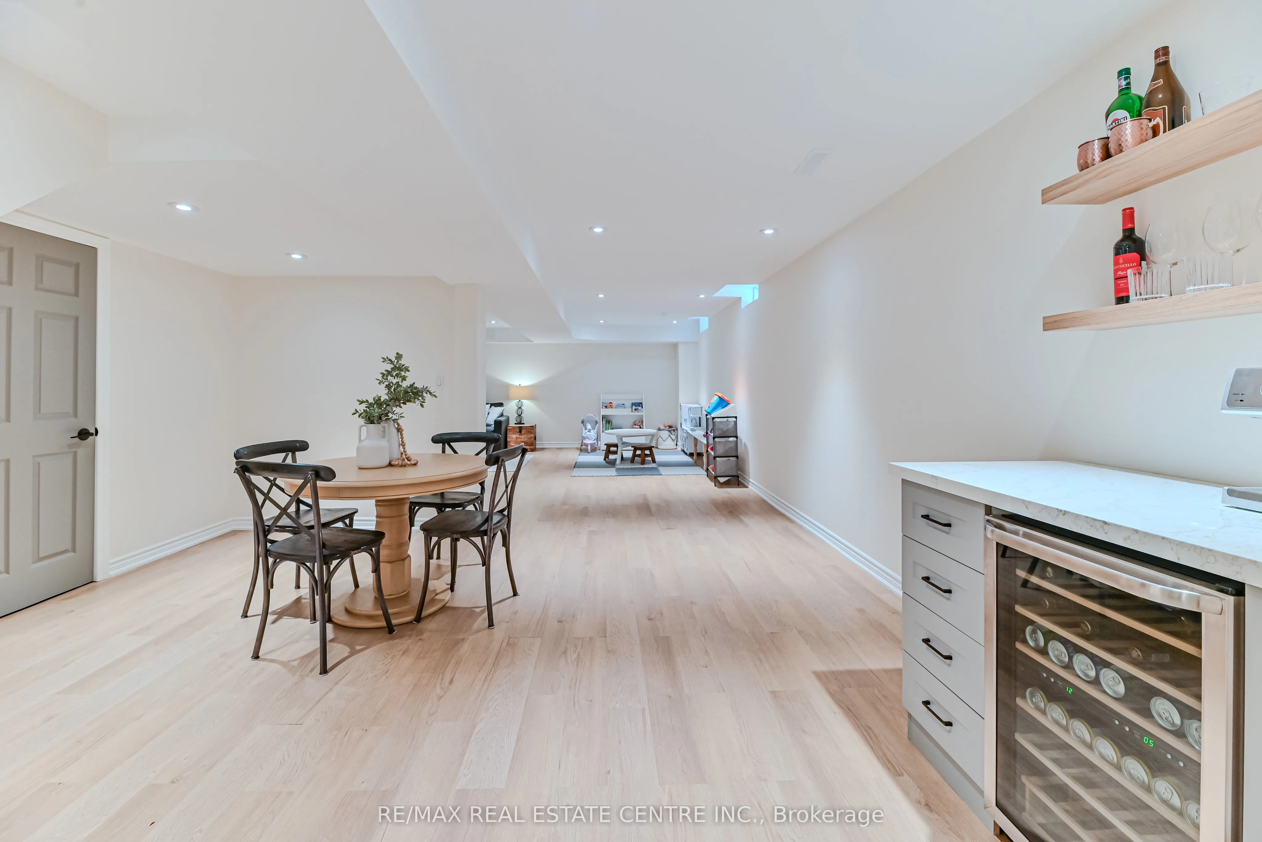 2498 Longridge Crescent