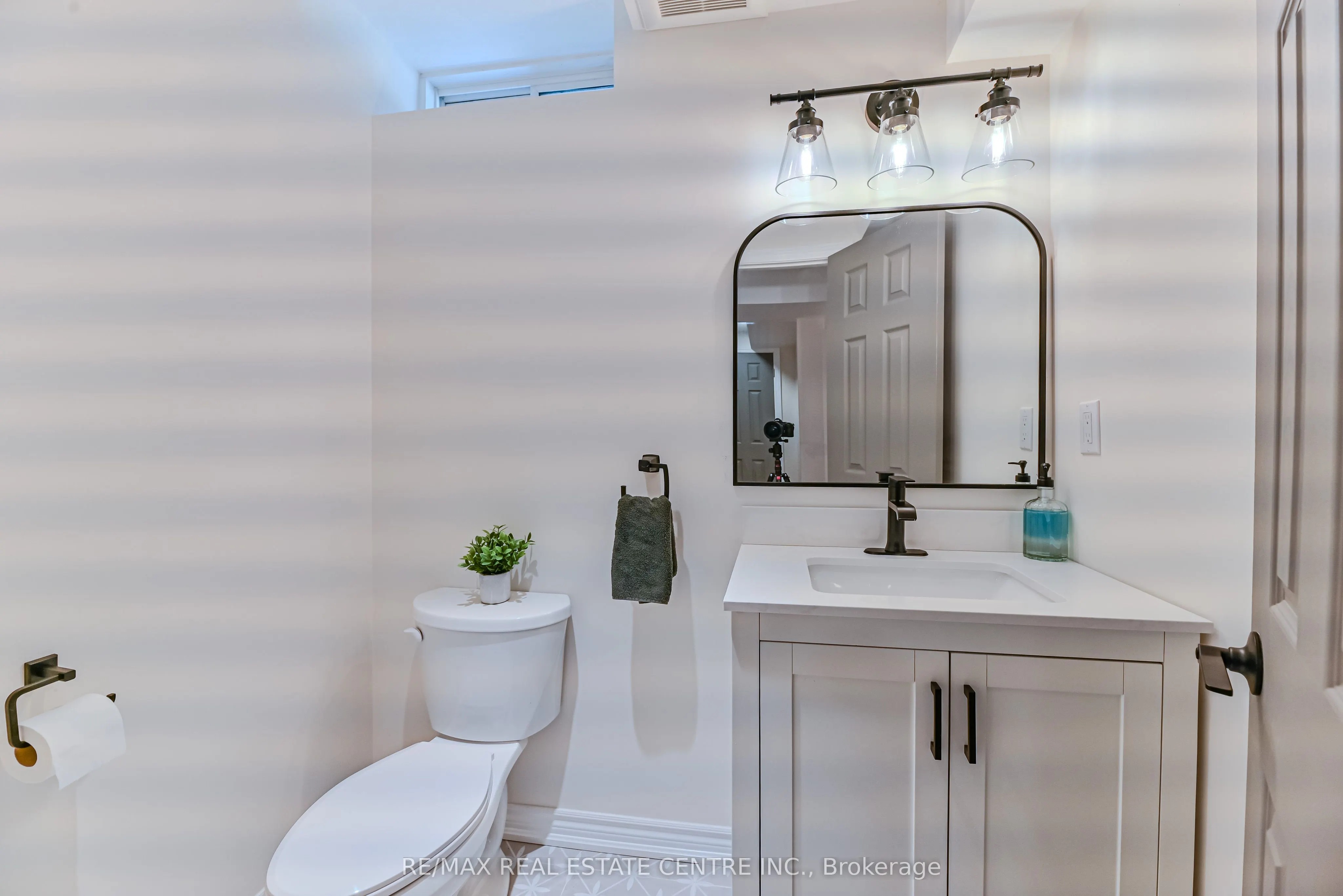 2498 Longridge Crescent