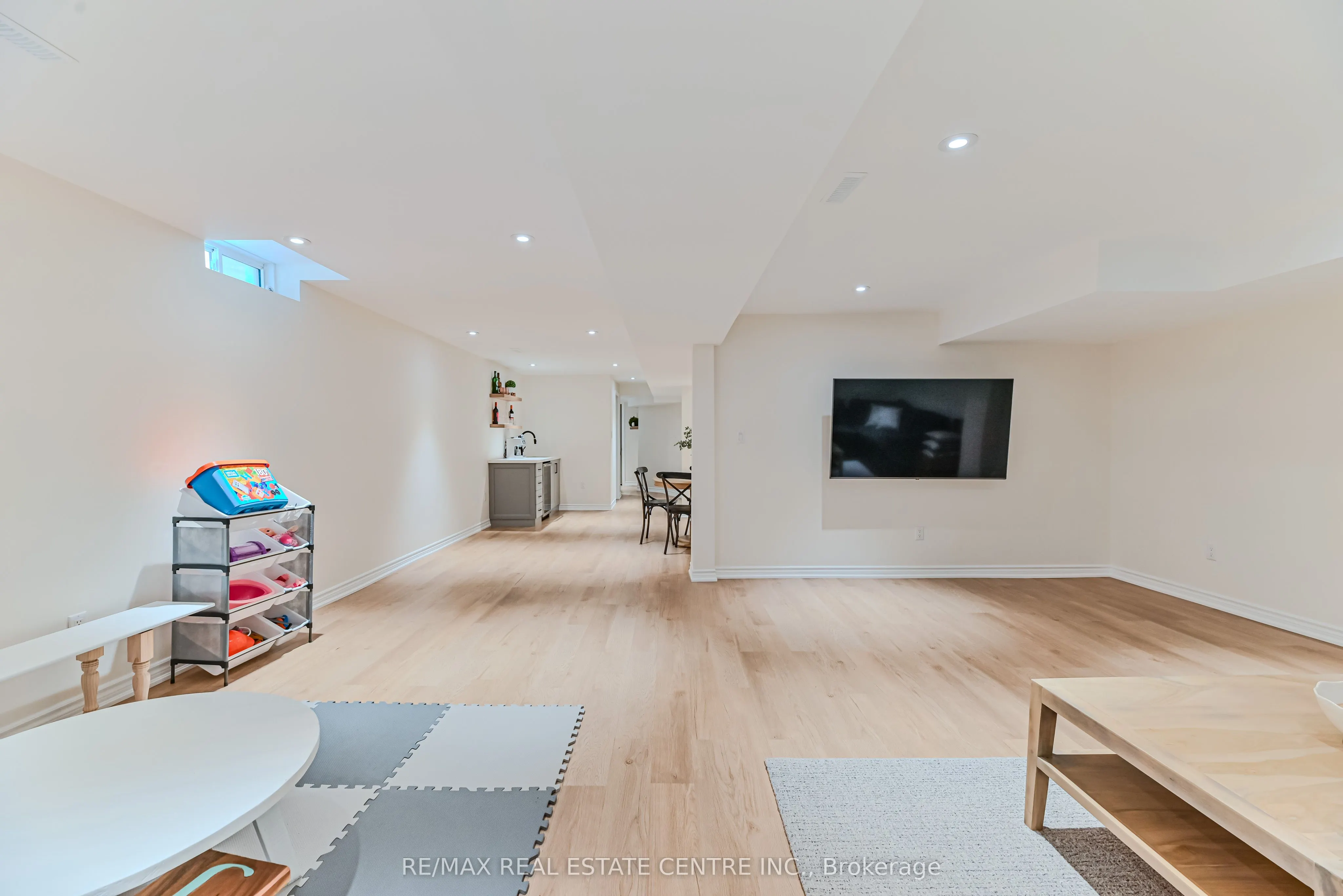 2498 Longridge Crescent