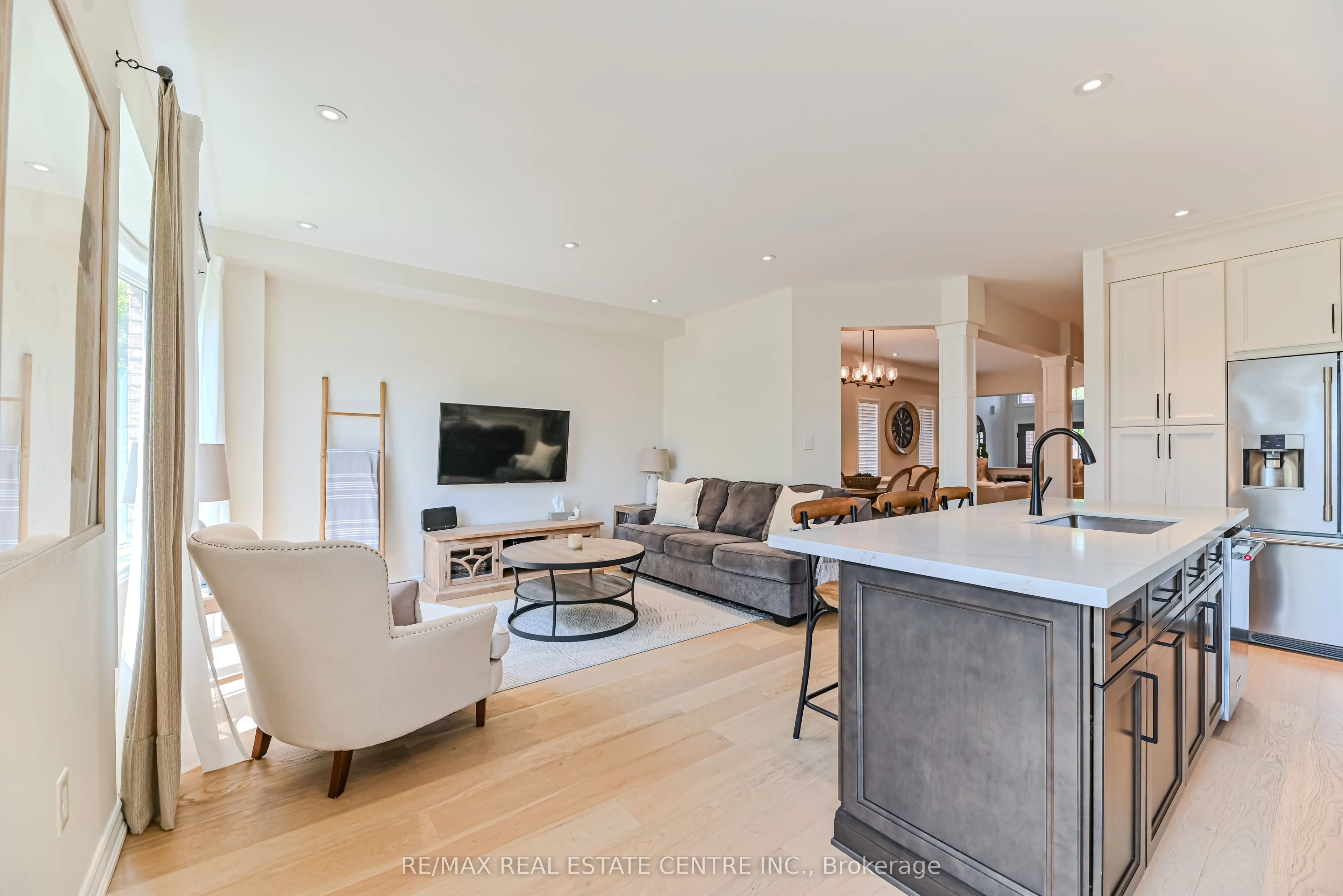 2498 Longridge Crescent