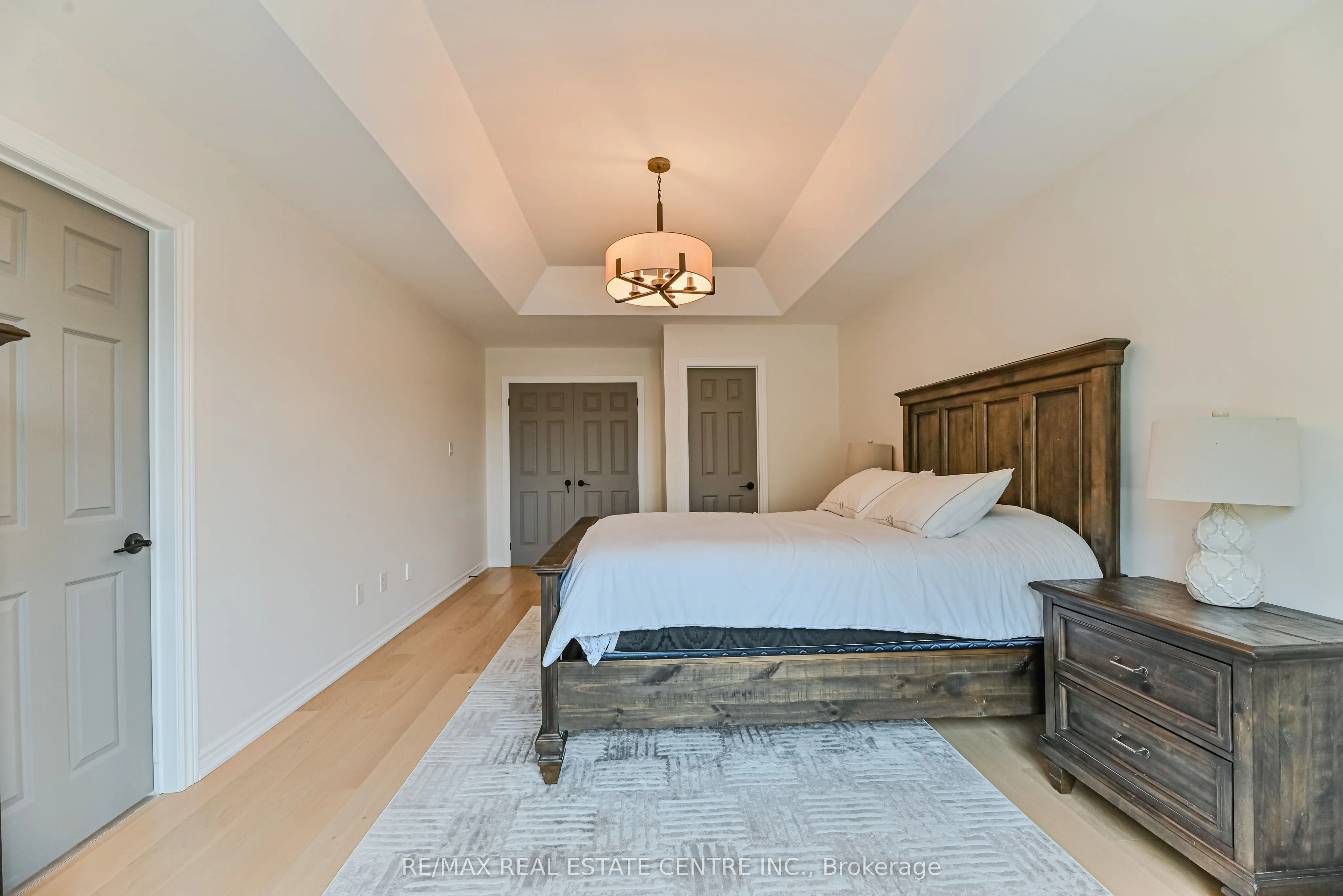 2498 Longridge Crescent