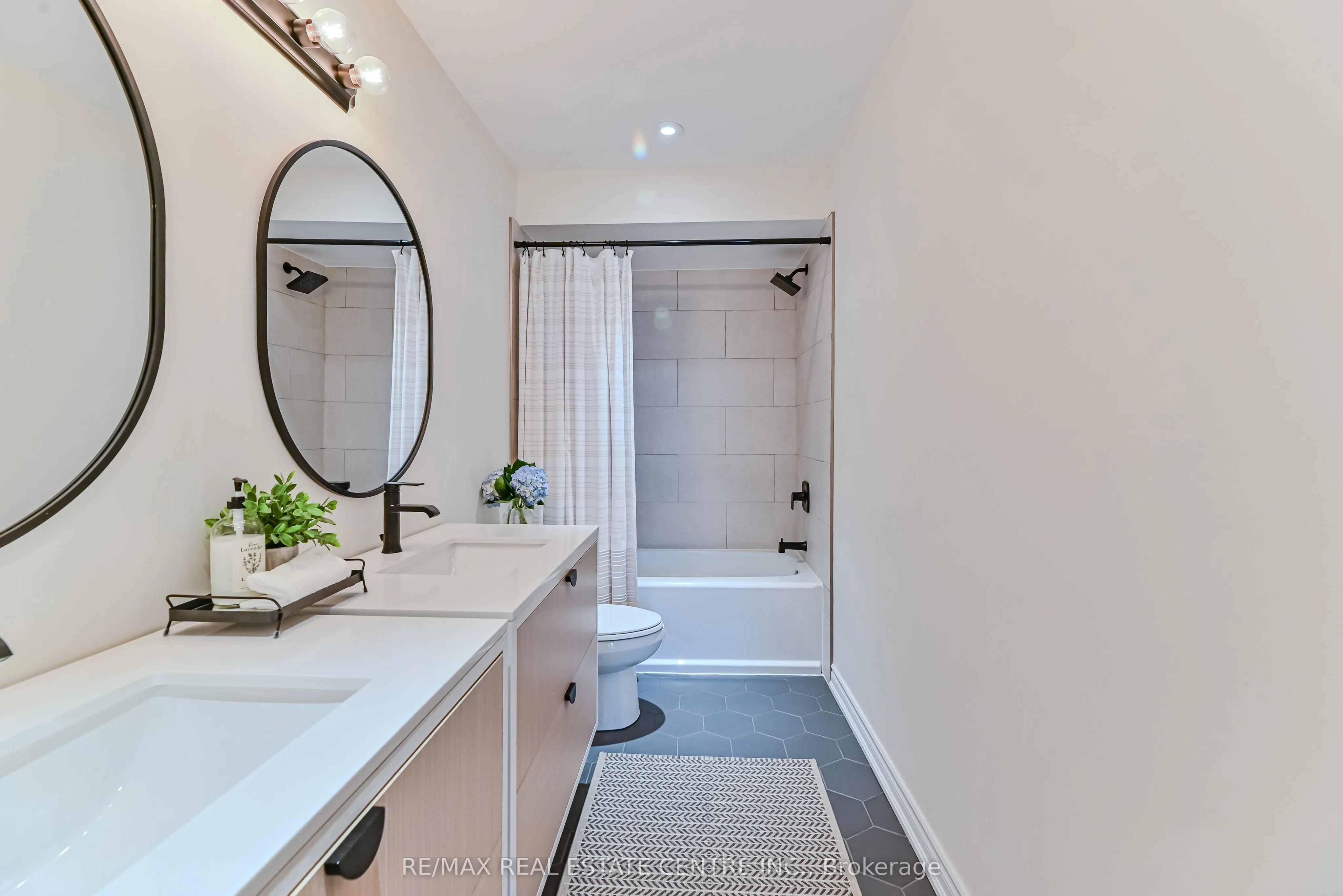 2498 Longridge Crescent