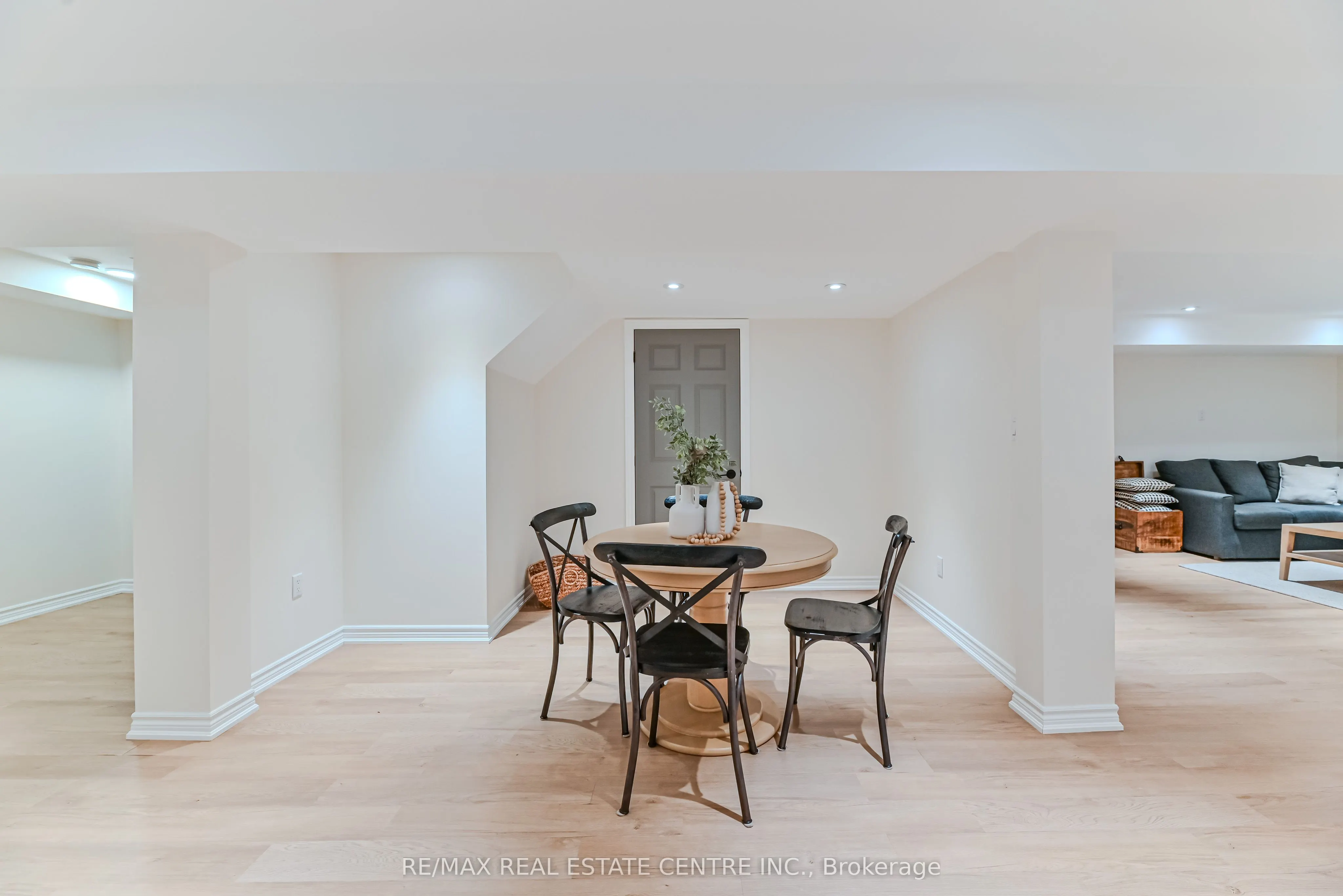 2498 Longridge Crescent