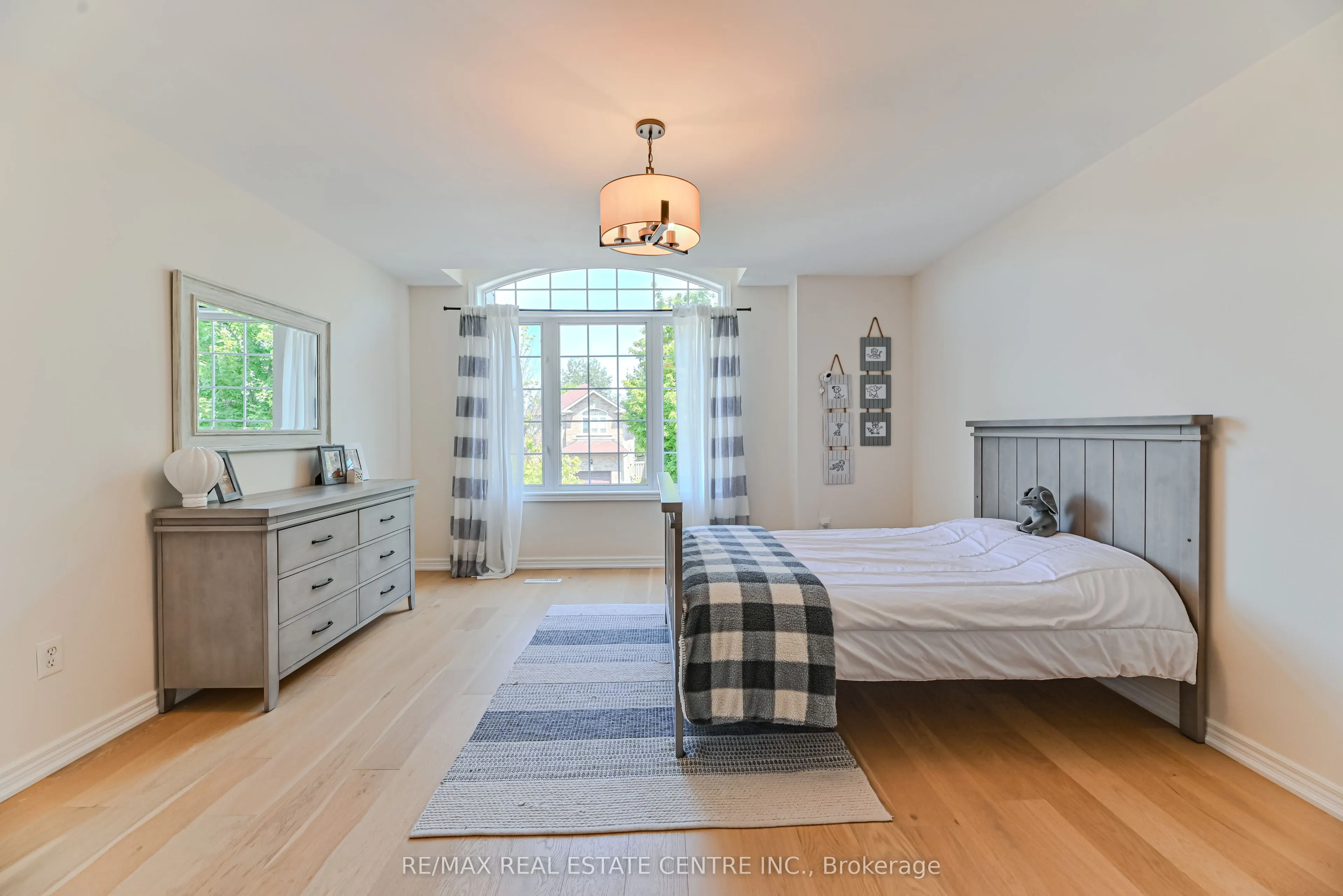 2498 Longridge Crescent