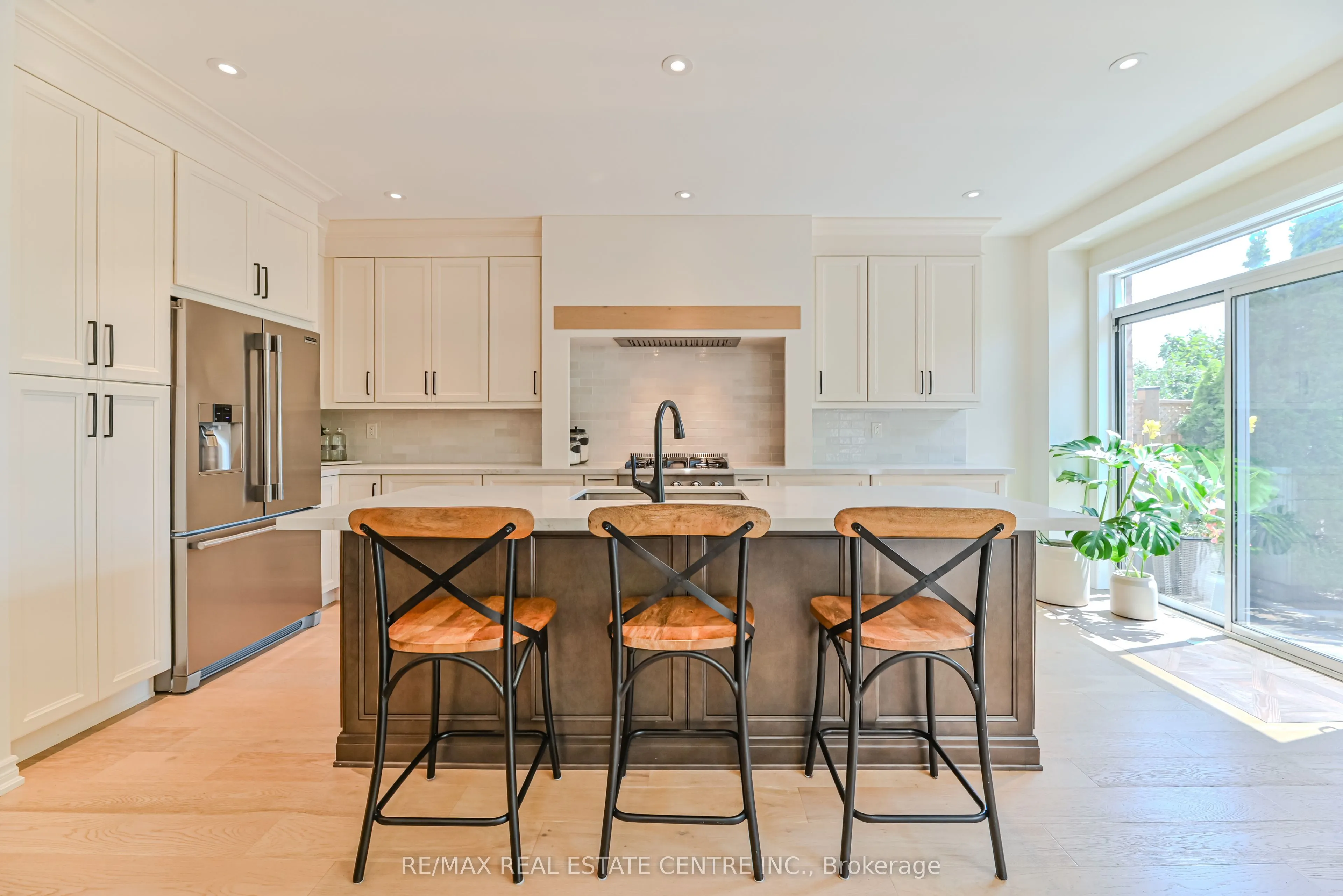 2498 Longridge Crescent