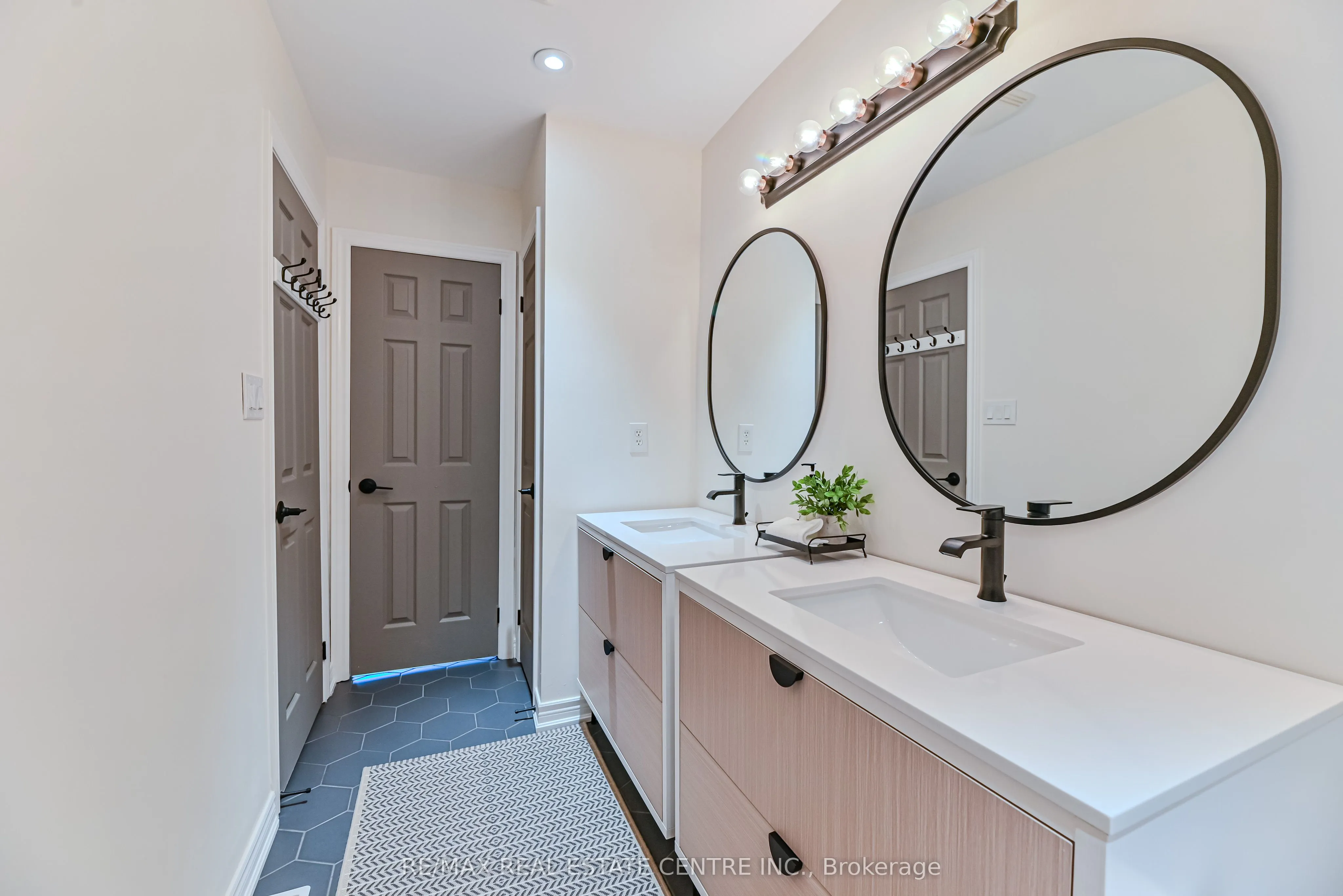 2498 Longridge Crescent