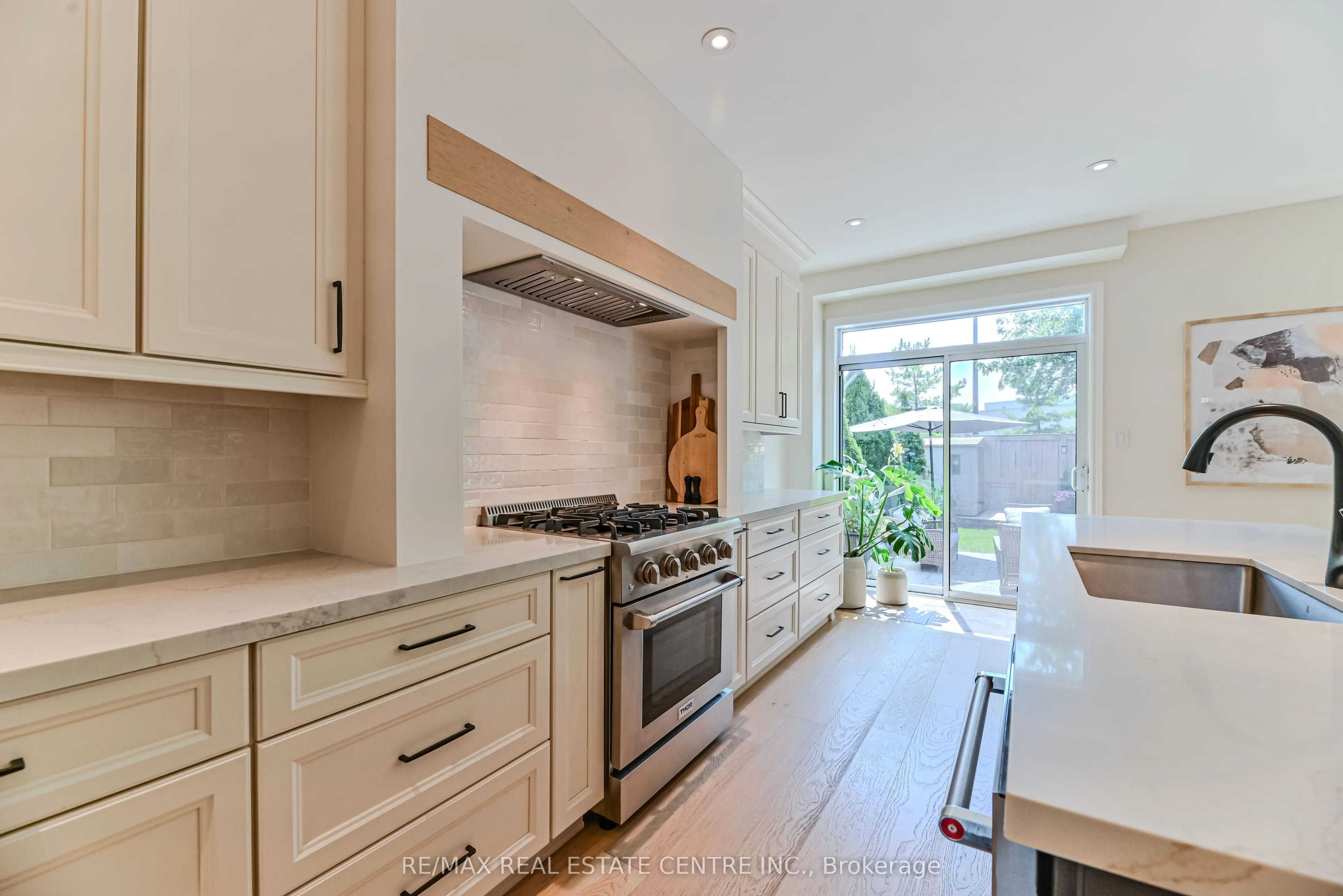 2498 Longridge Crescent