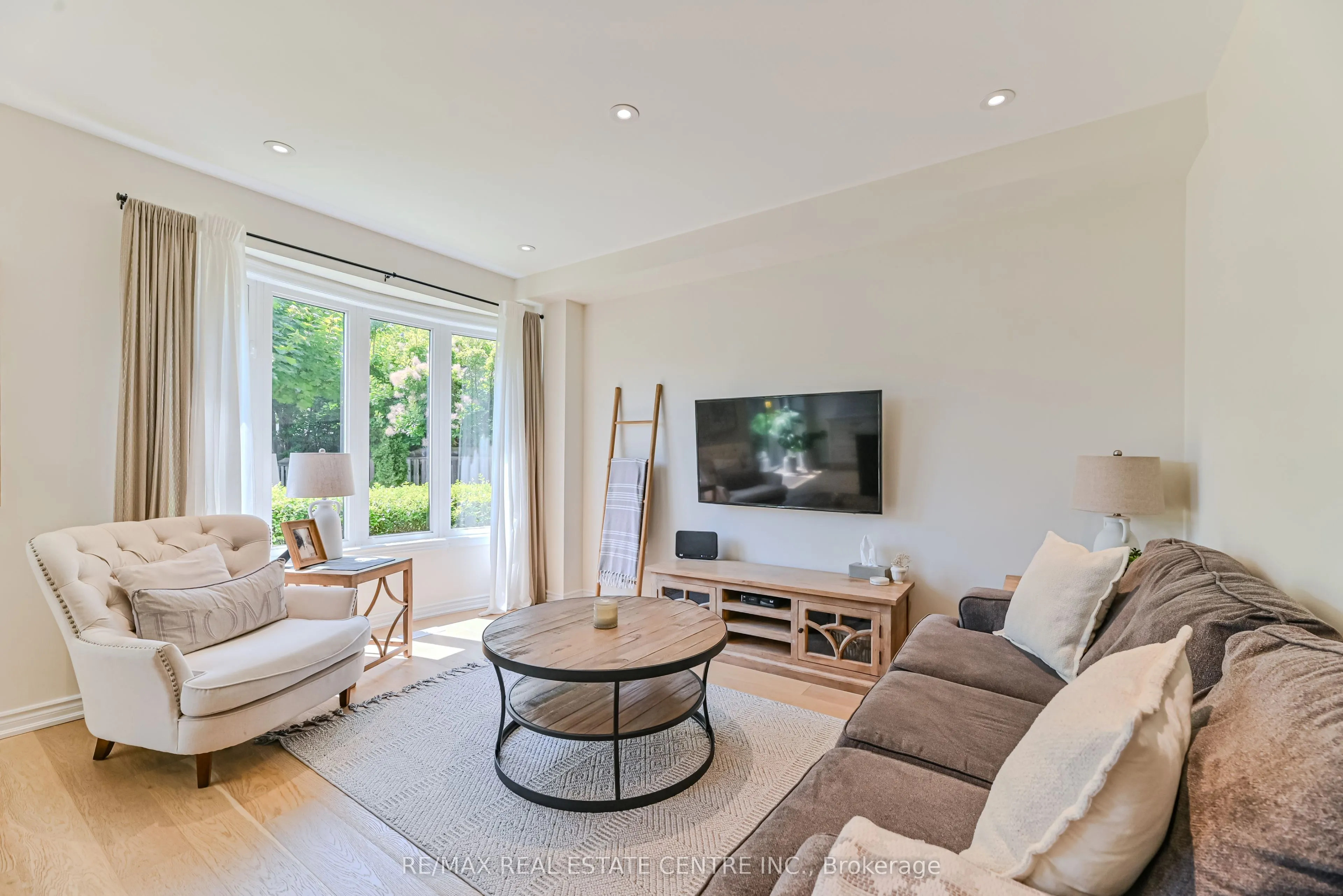 2498 Longridge Crescent