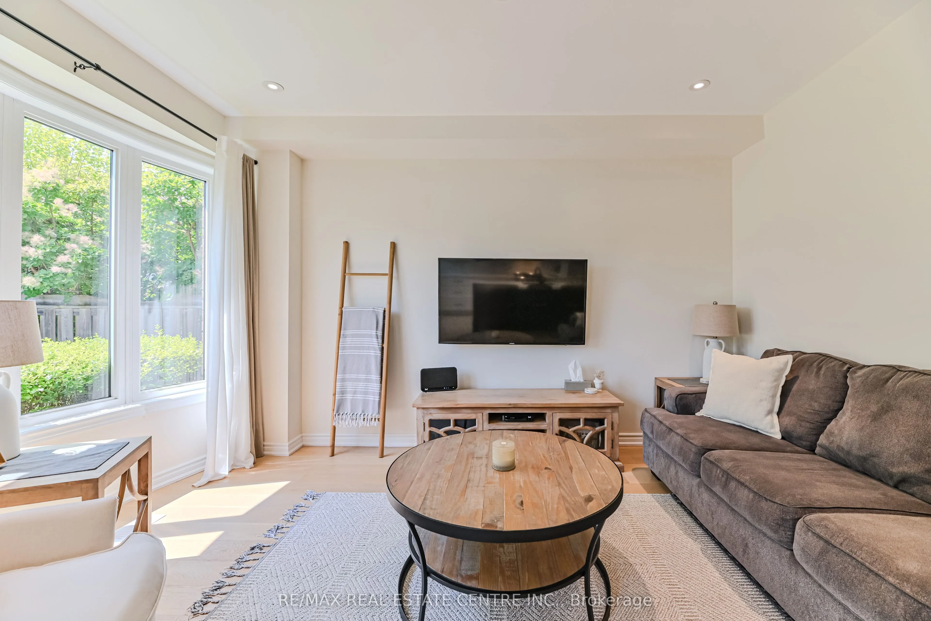 2498 Longridge Crescent