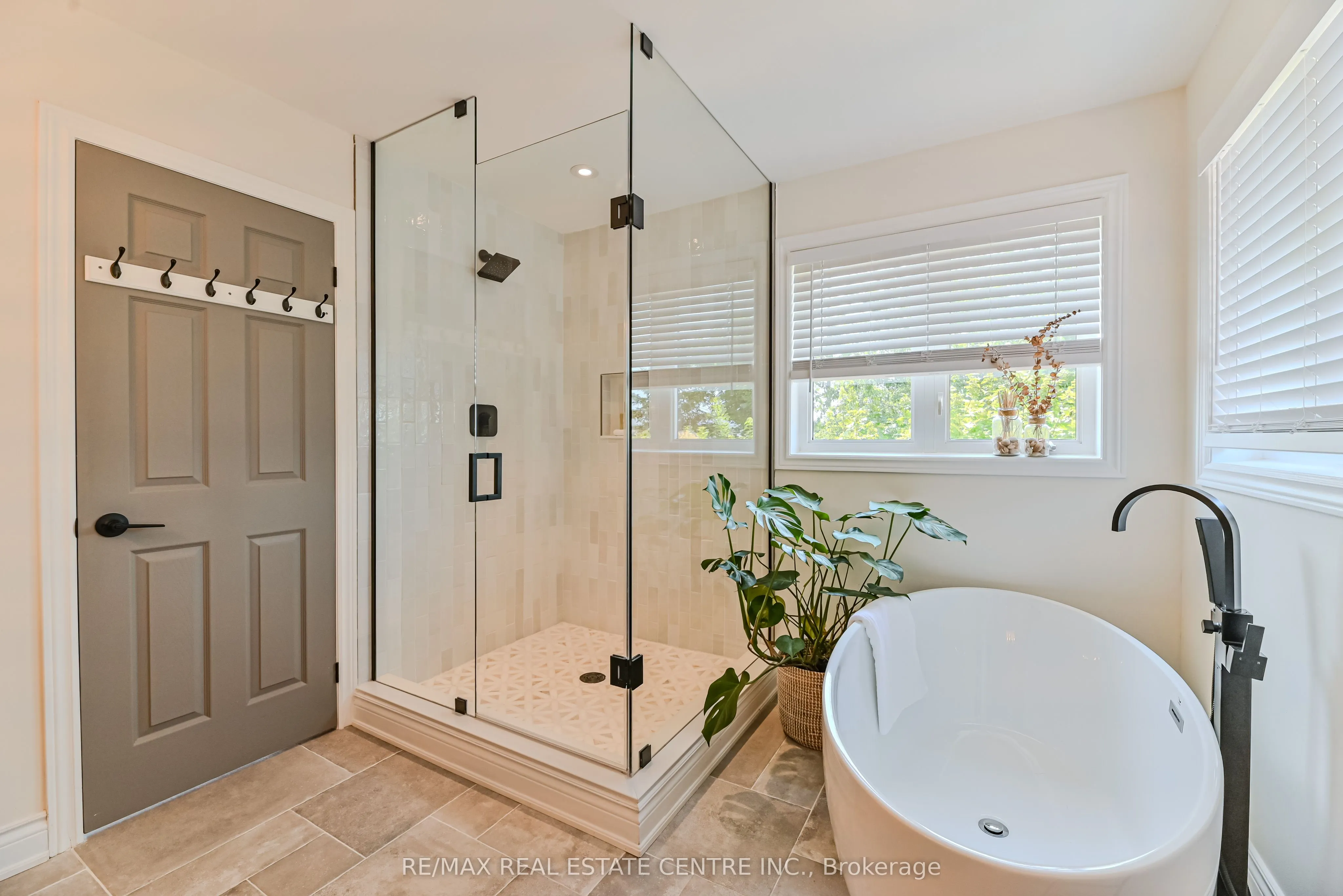 2498 Longridge Crescent