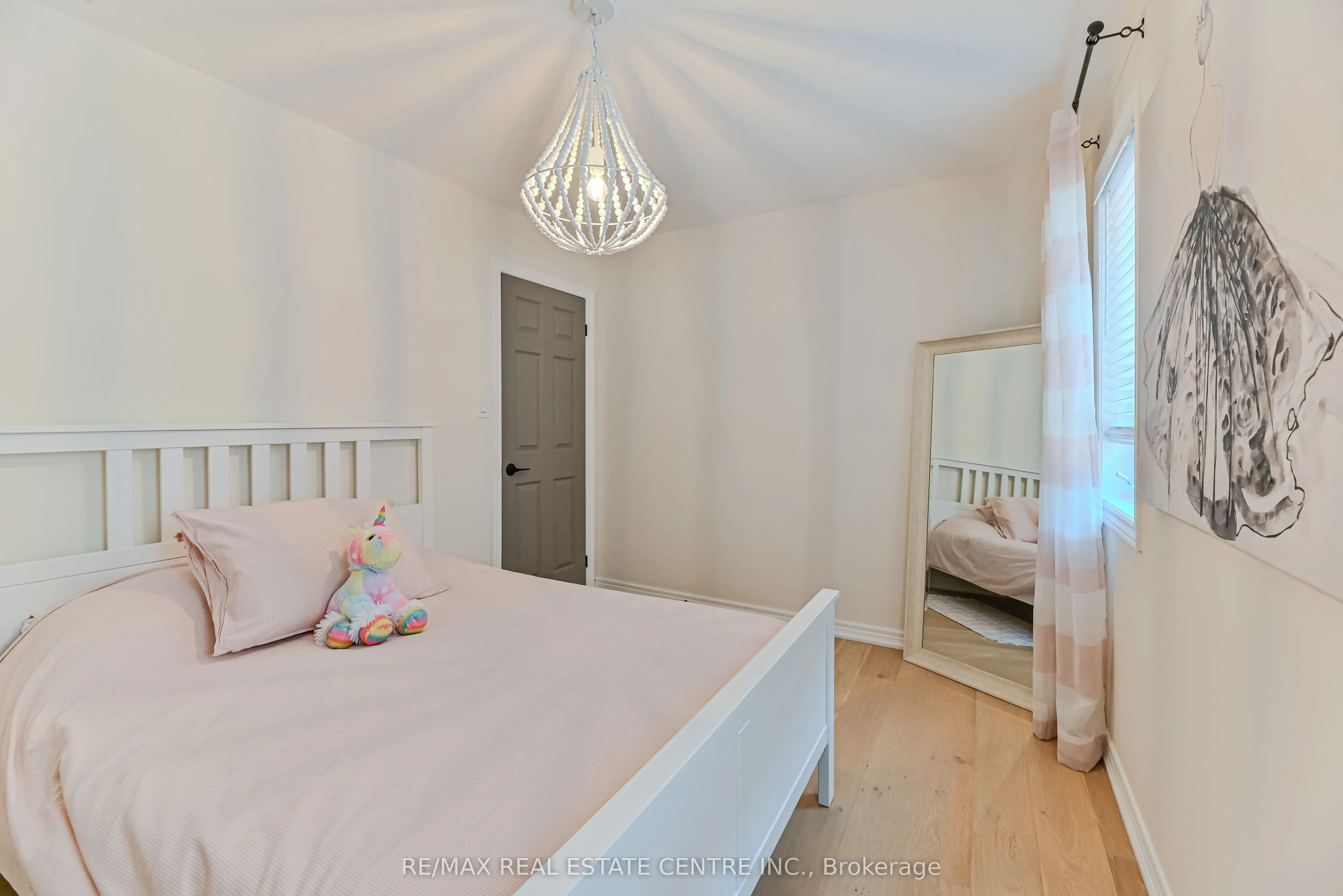 2498 Longridge Crescent