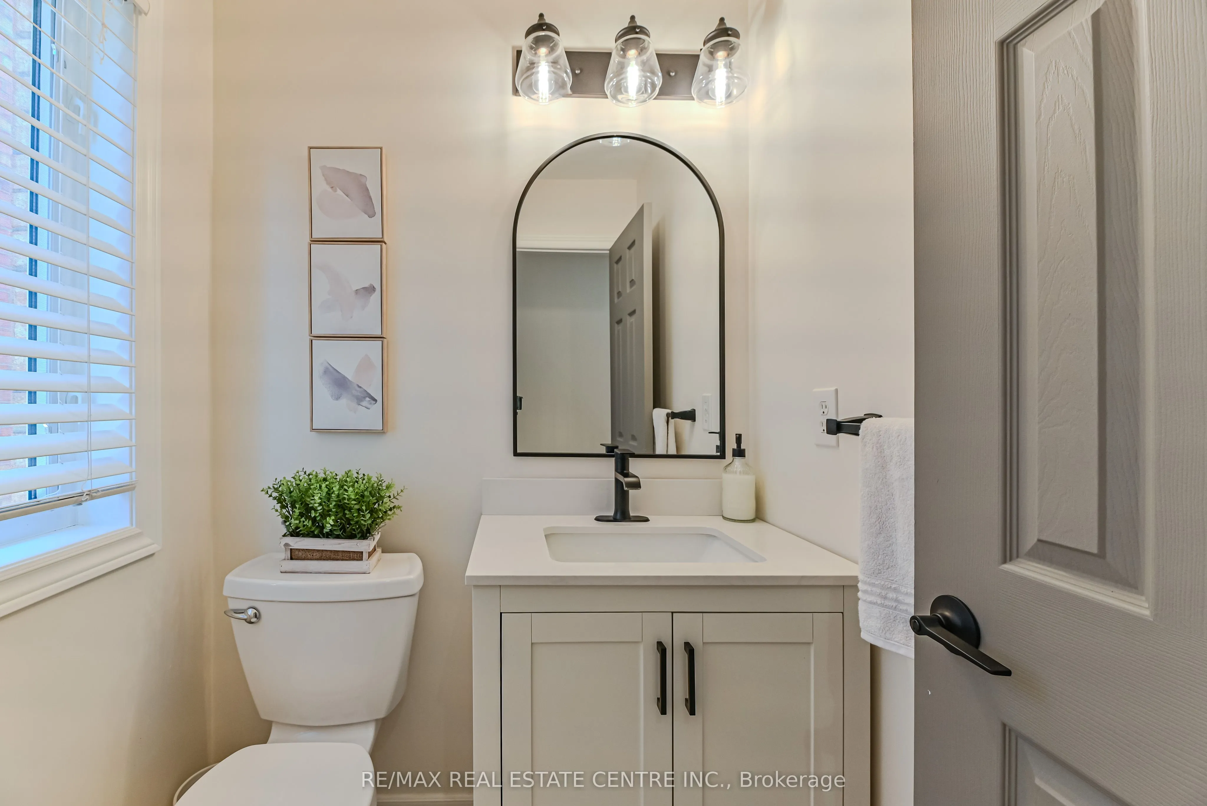 2498 Longridge Crescent