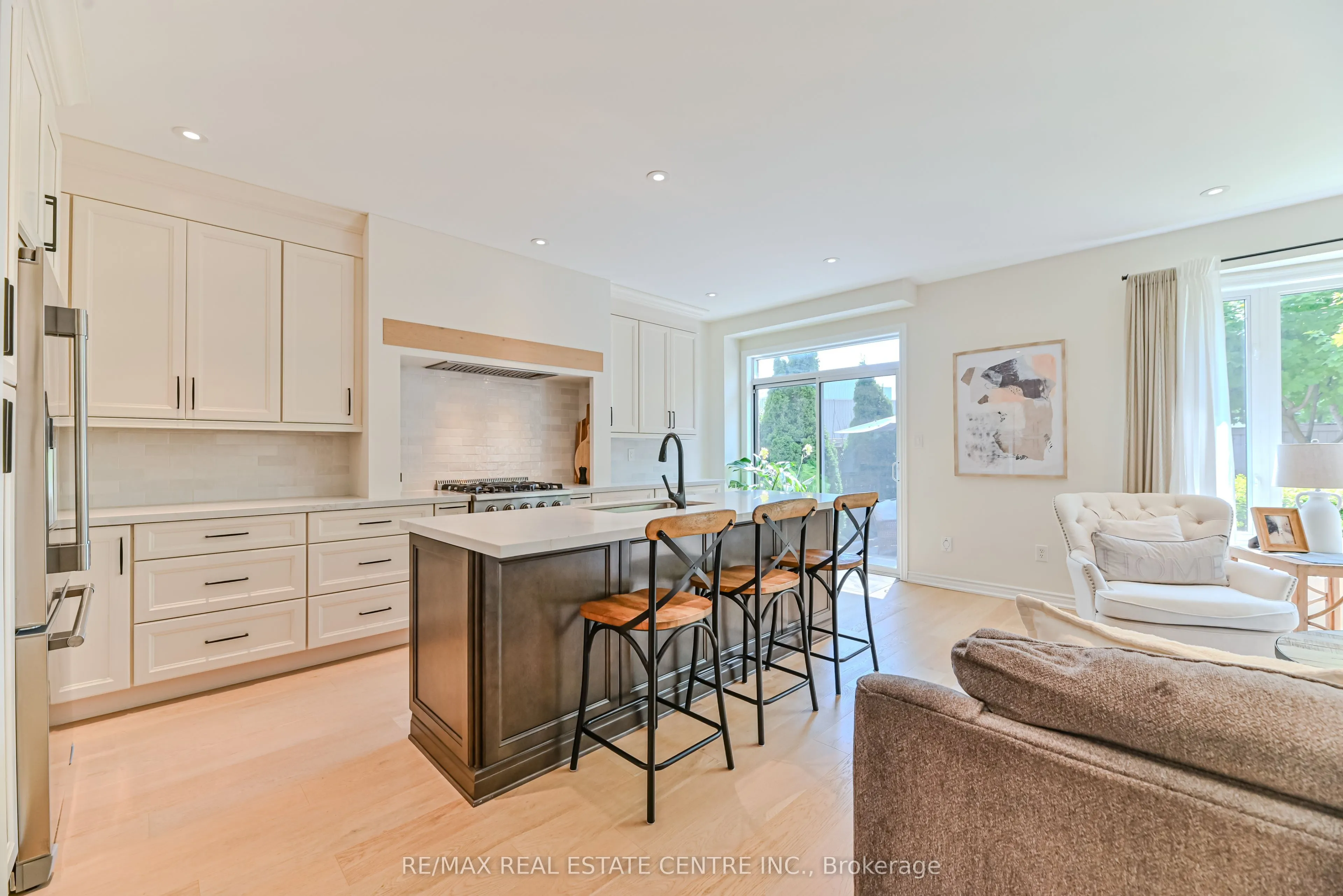 2498 Longridge Crescent