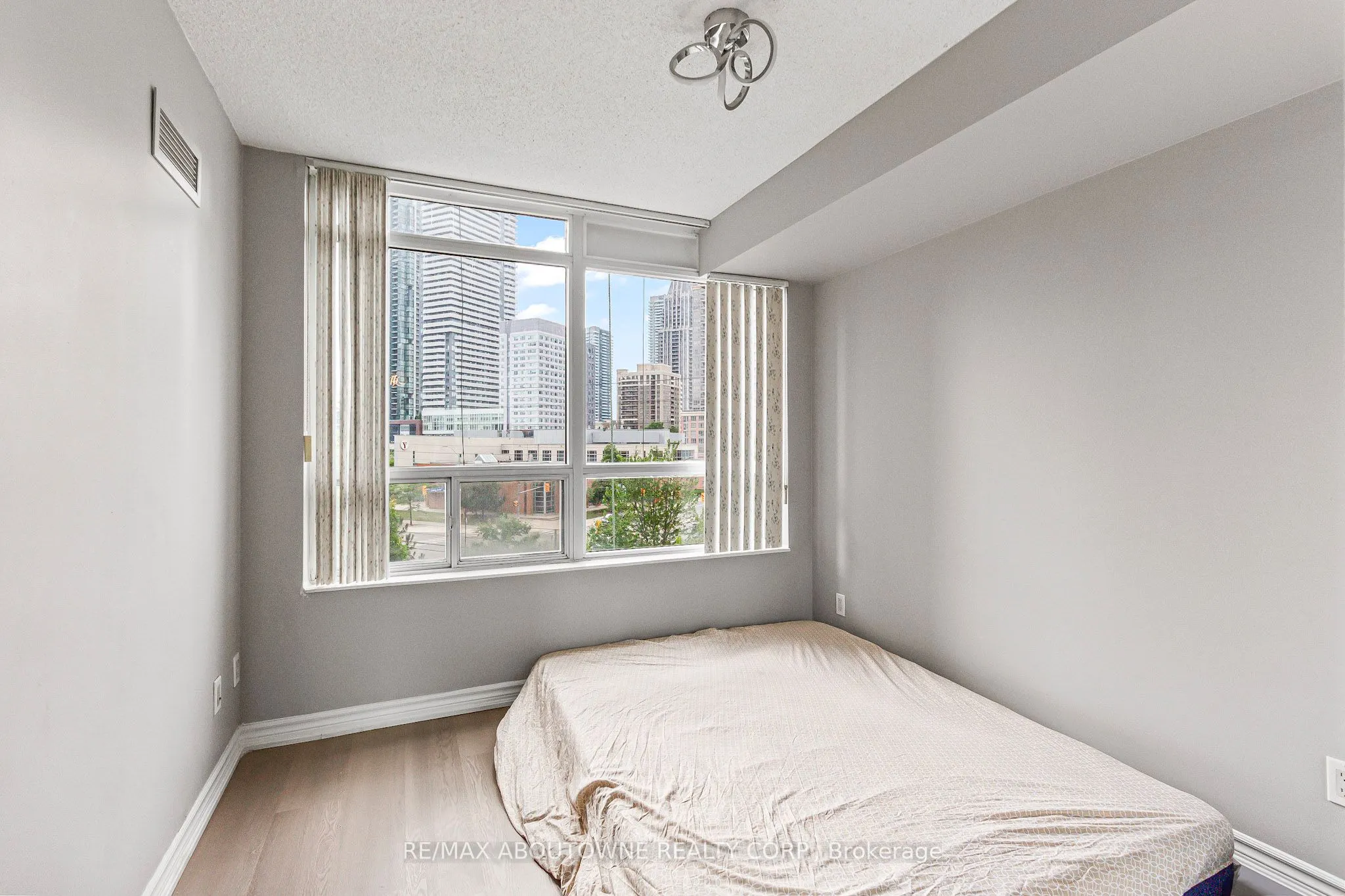 310 Burnhamthorpe Road W, #401