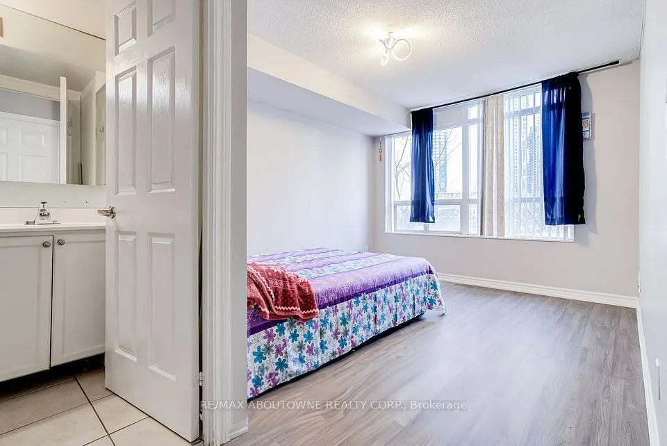 310 Burnhamthorpe Road W, #401