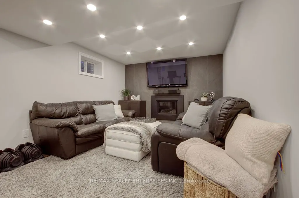 8 Deerfield Crescent