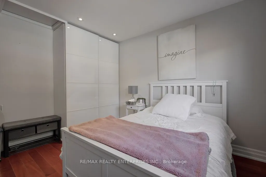 8 Deerfield Crescent