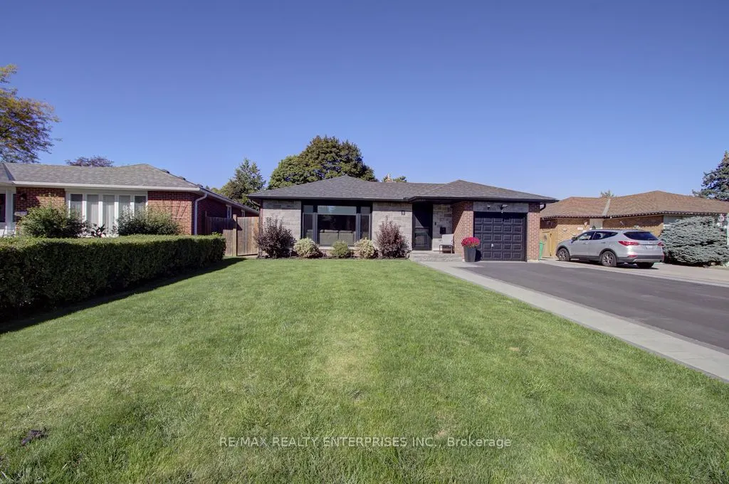 8 Deerfield Crescent