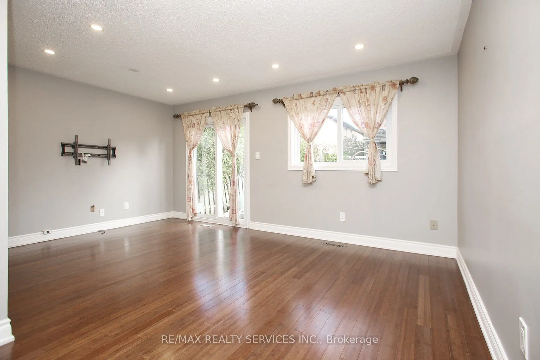 5606 Cosmic Crescent