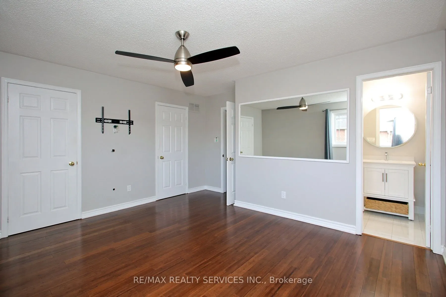 5606 Cosmic Crescent