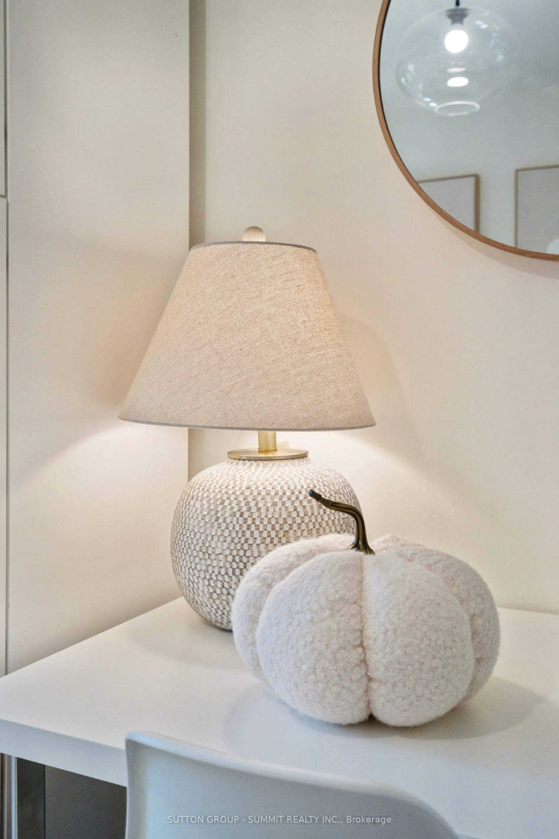 1688 Missenden Crescent