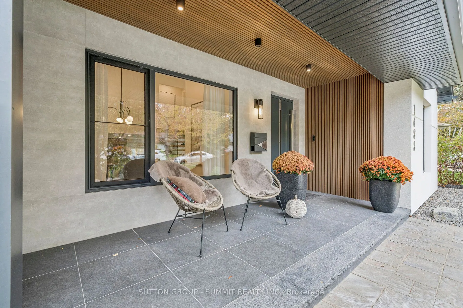 1688 Missenden Crescent