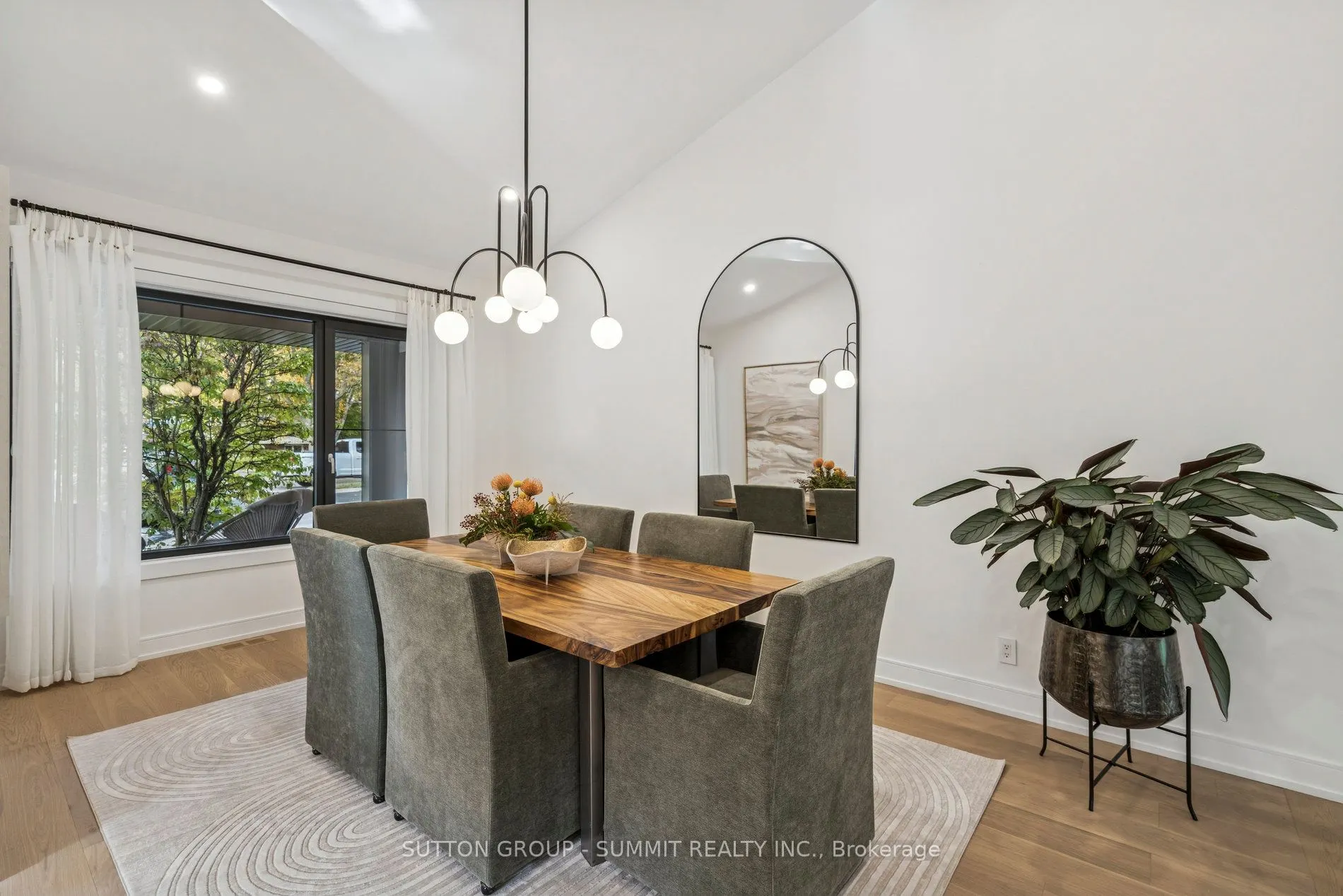 1688 Missenden Crescent