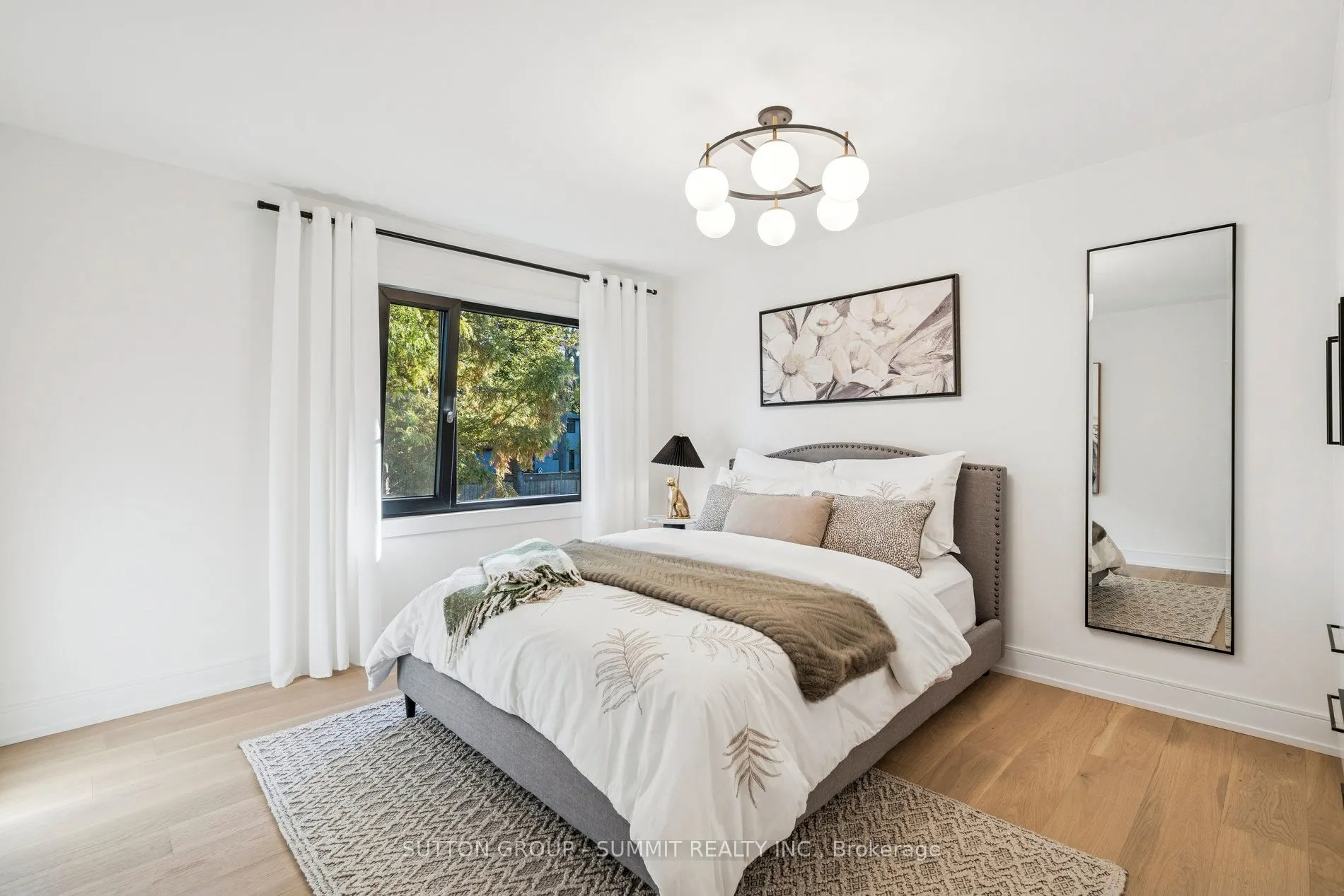 1688 Missenden Crescent