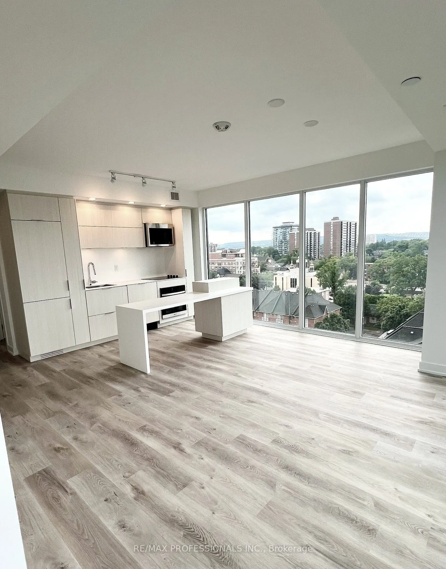 370 Martha Street, #802