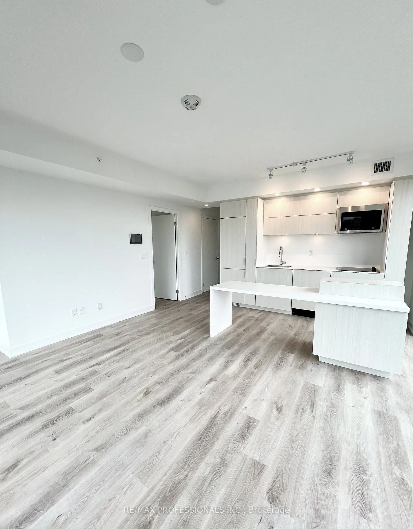 370 Martha Street, #802