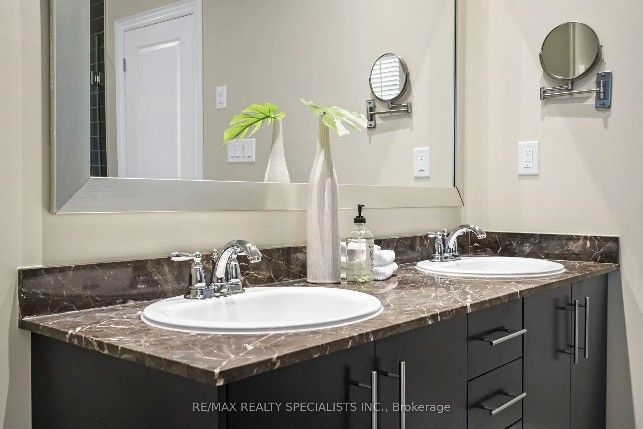 1812 Burnhamthorpe Road E