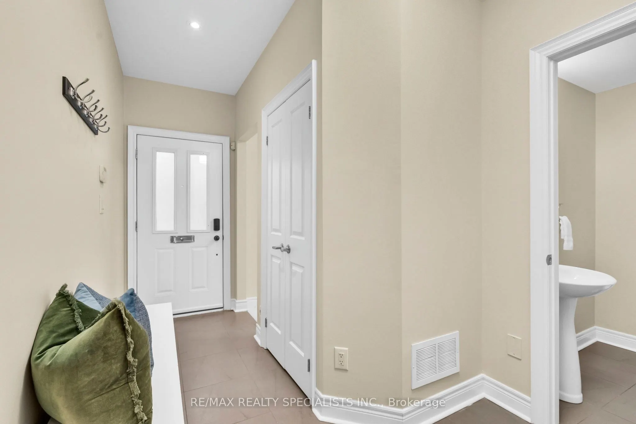 1812 Burnhamthorpe Road E