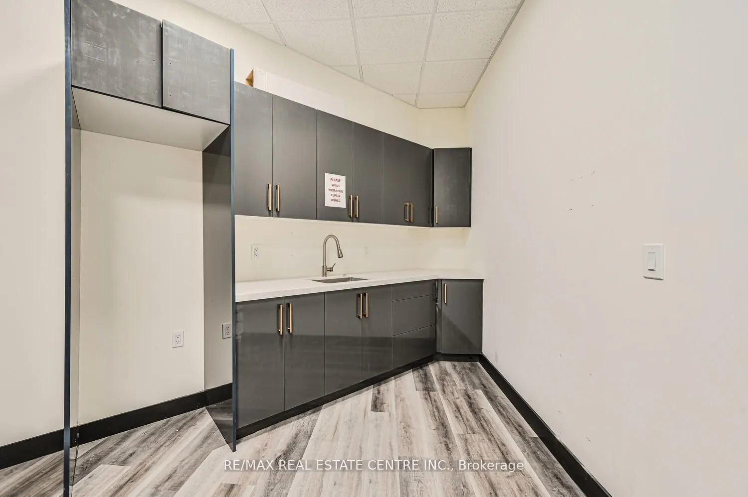 2565 Steeles Avenue E, #22