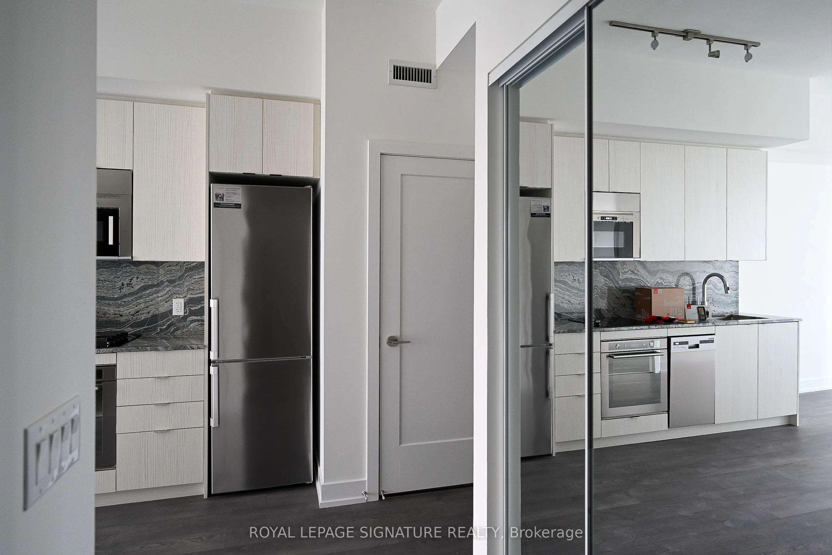 5 Mabelle Avenue, #2032