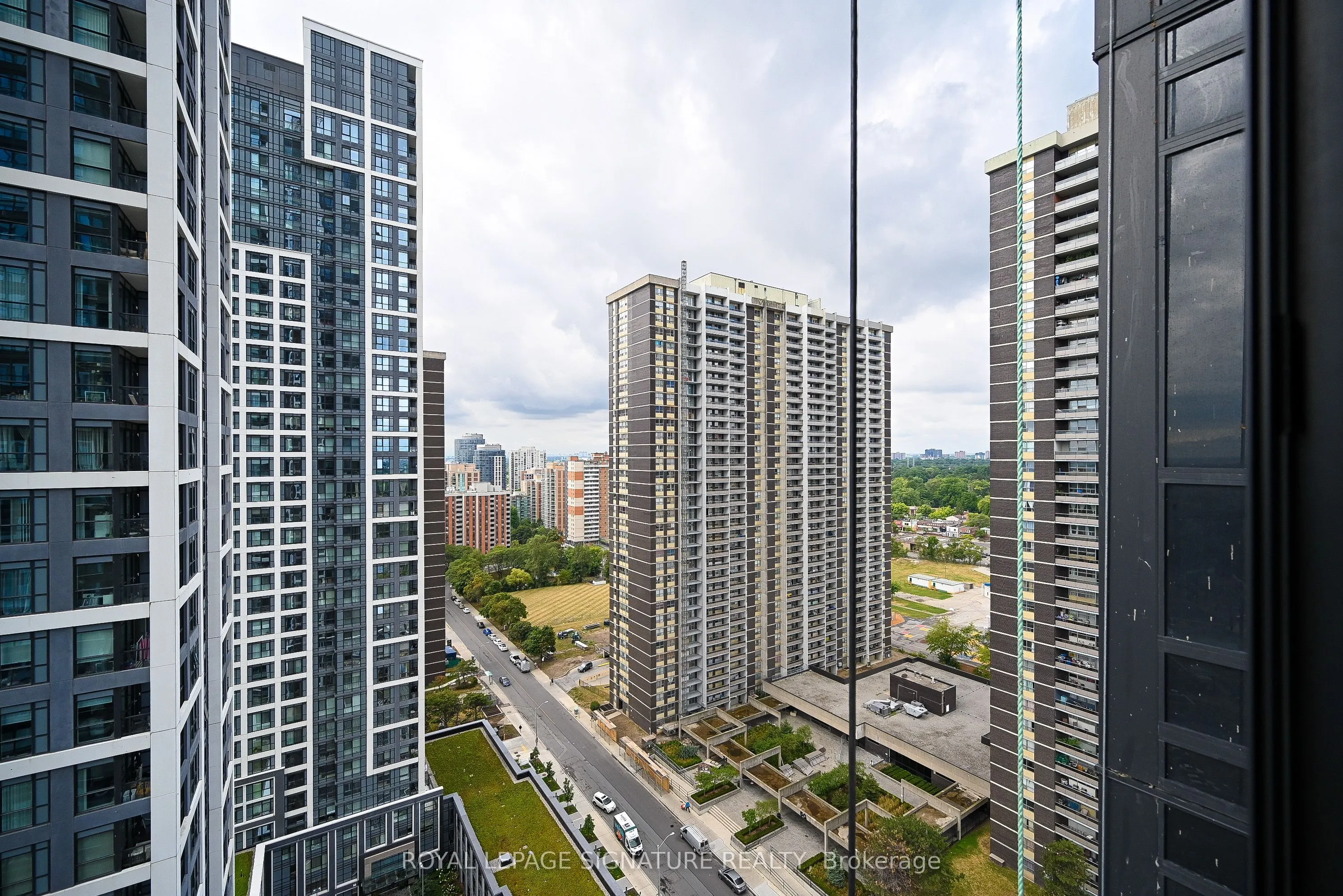 5 Mabelle Avenue, #2032