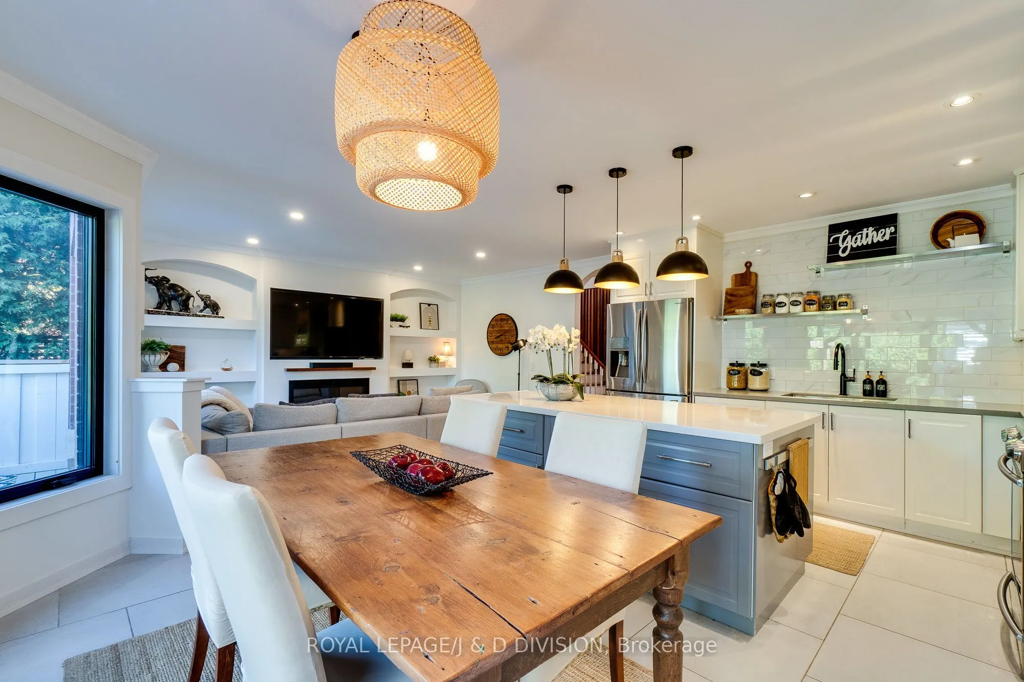 2448 Capilano Crescent