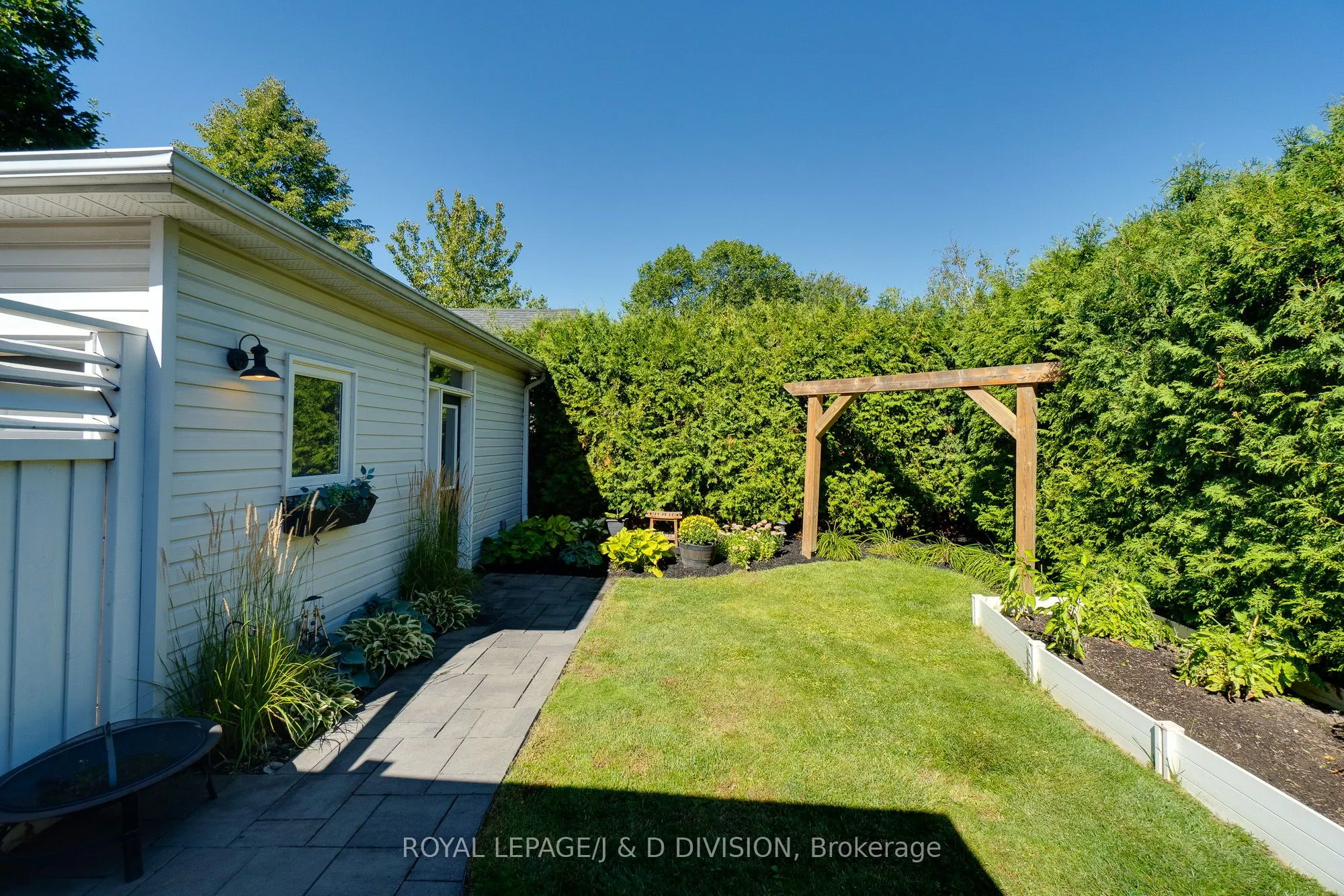 2448 Capilano Crescent