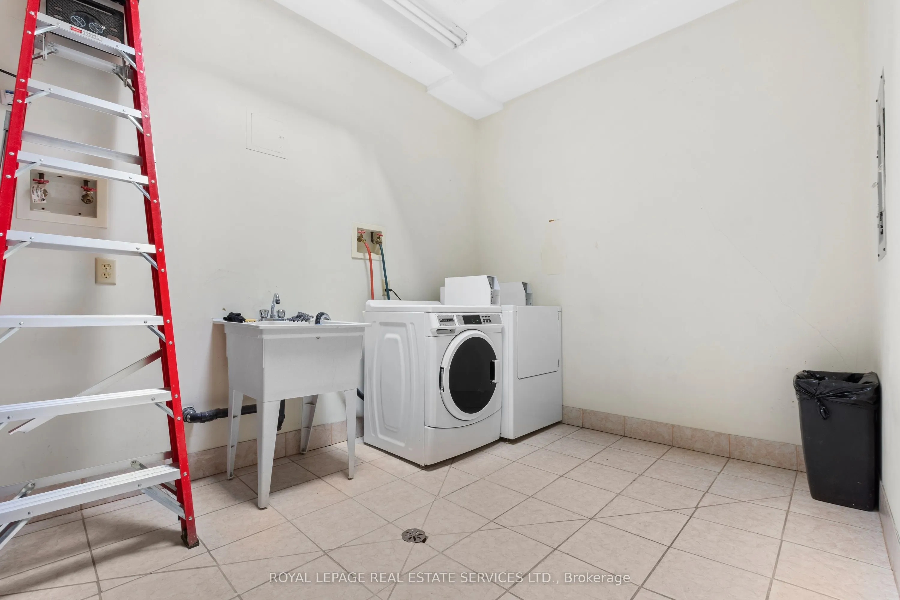 179 Lakeshore Road E, #2