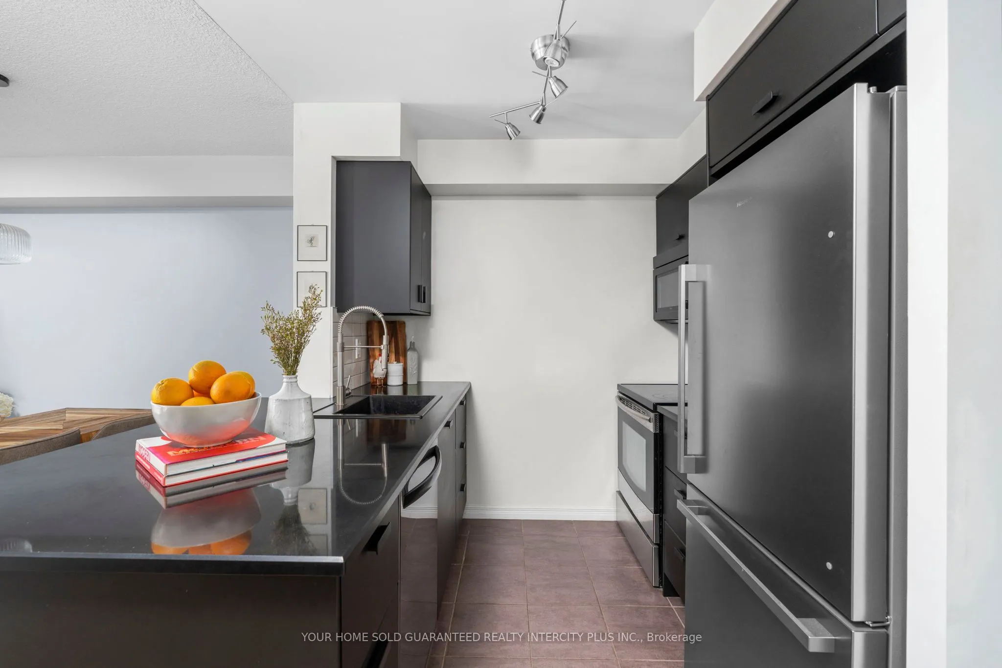 60 Heintzman Street, #934