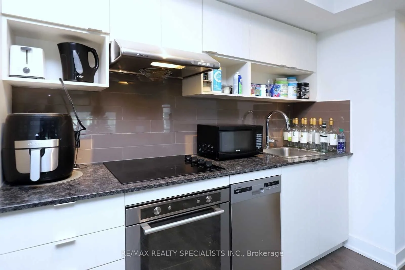 7 Mabelle Avenue, #506