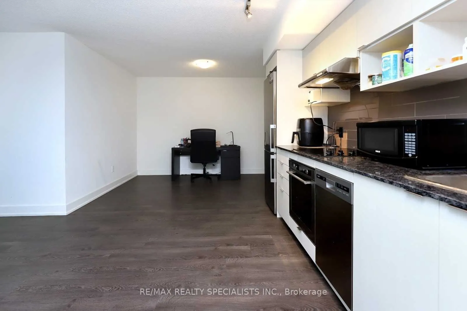 7 Mabelle Avenue, #506