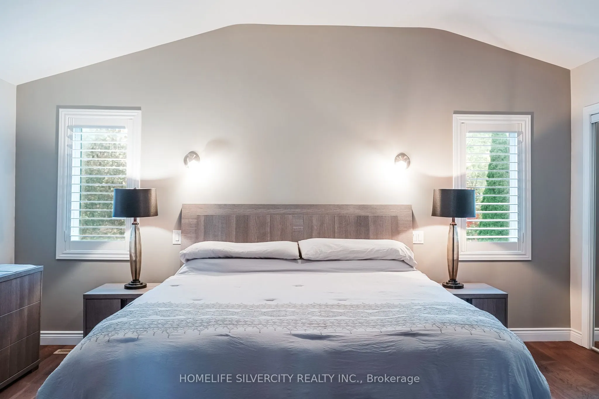 3216 Twin Oaks Crescent