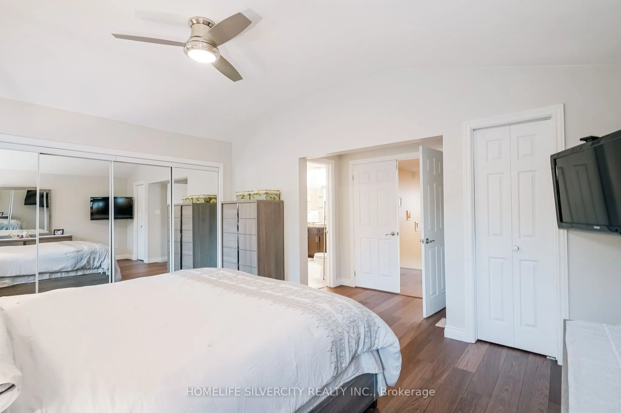 3216 Twin Oaks Crescent