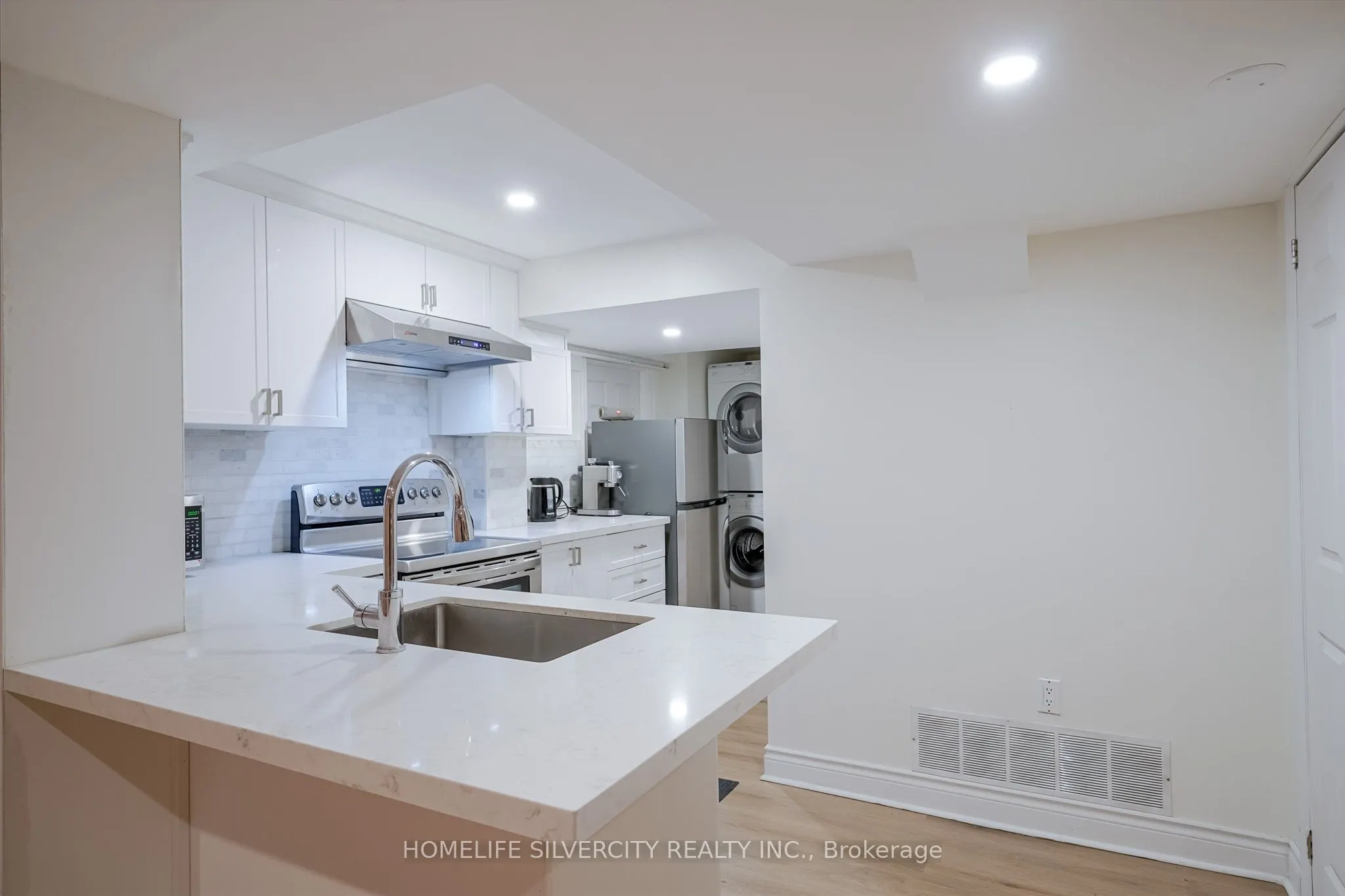 3216 Twin Oaks Crescent