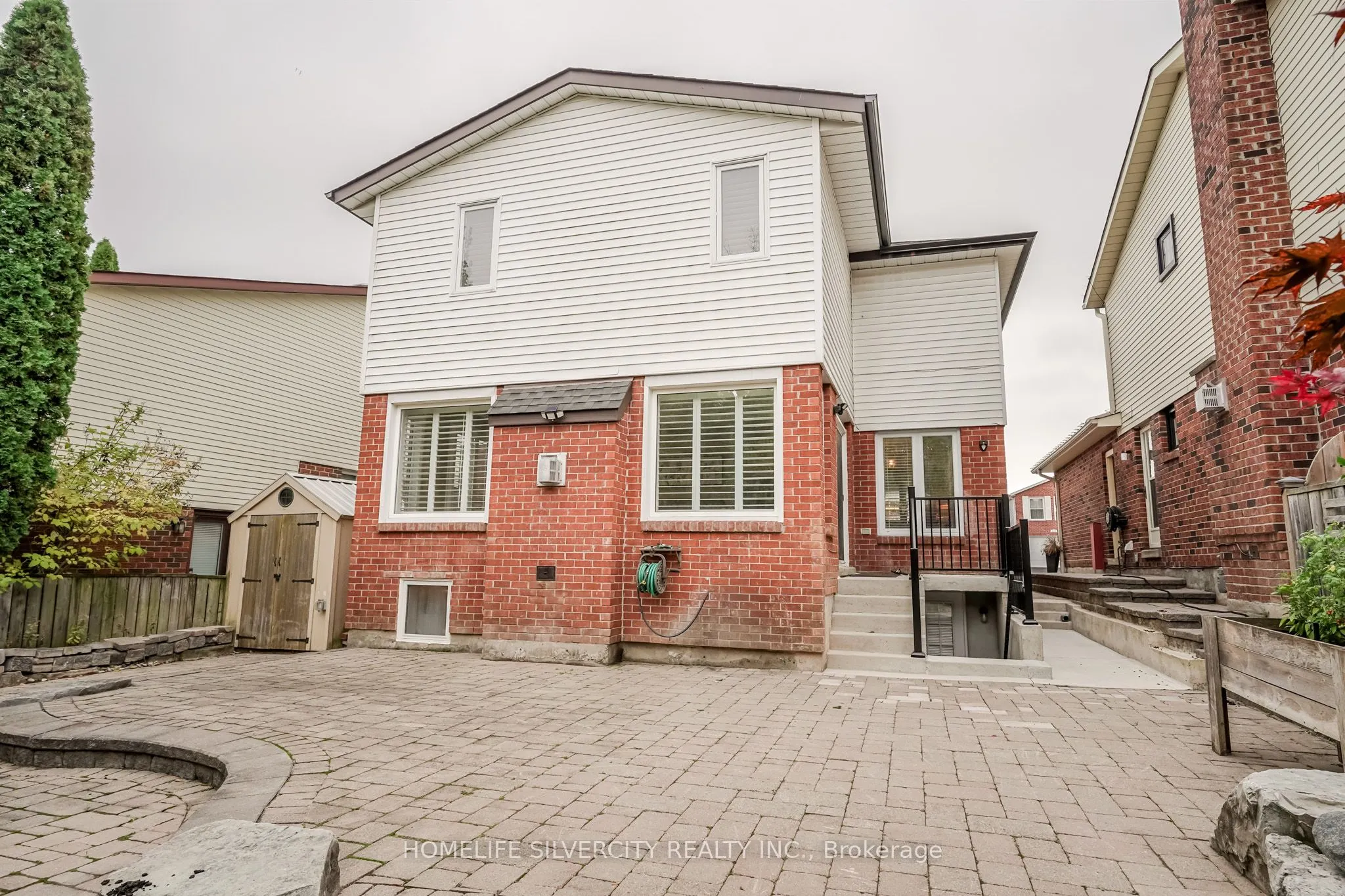 3216 Twin Oaks Crescent