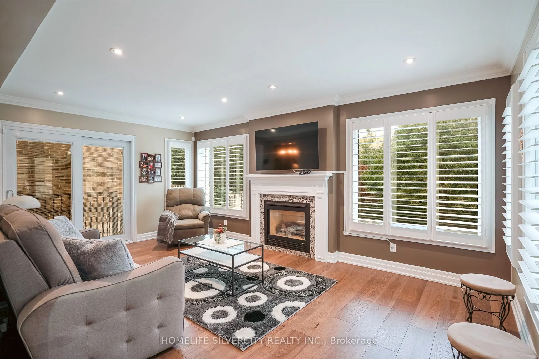 3216 Twin Oaks Crescent