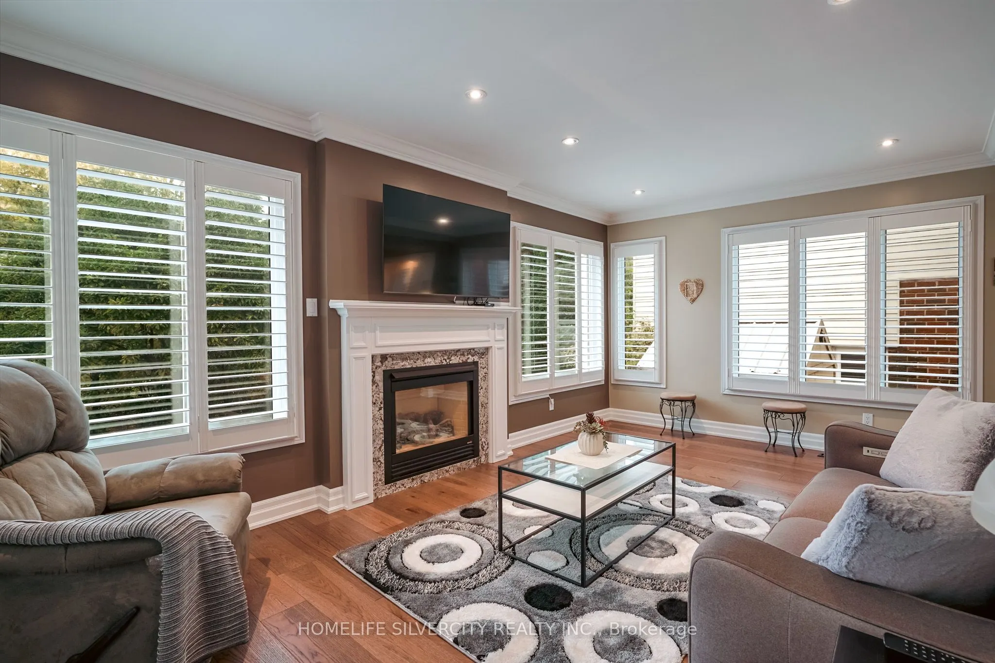 3216 Twin Oaks Crescent