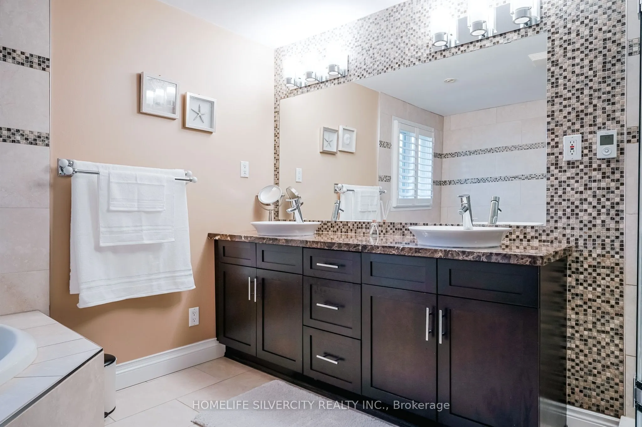 3216 Twin Oaks Crescent